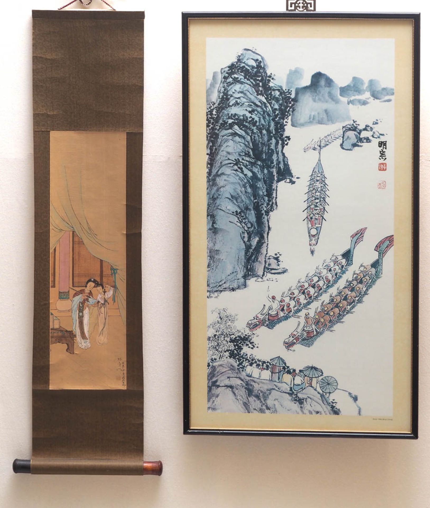 Zwei Bilder, China Rollbild mit Interieurszene. Dazu chinesischer Kunstdruck mit Drachenbooten,