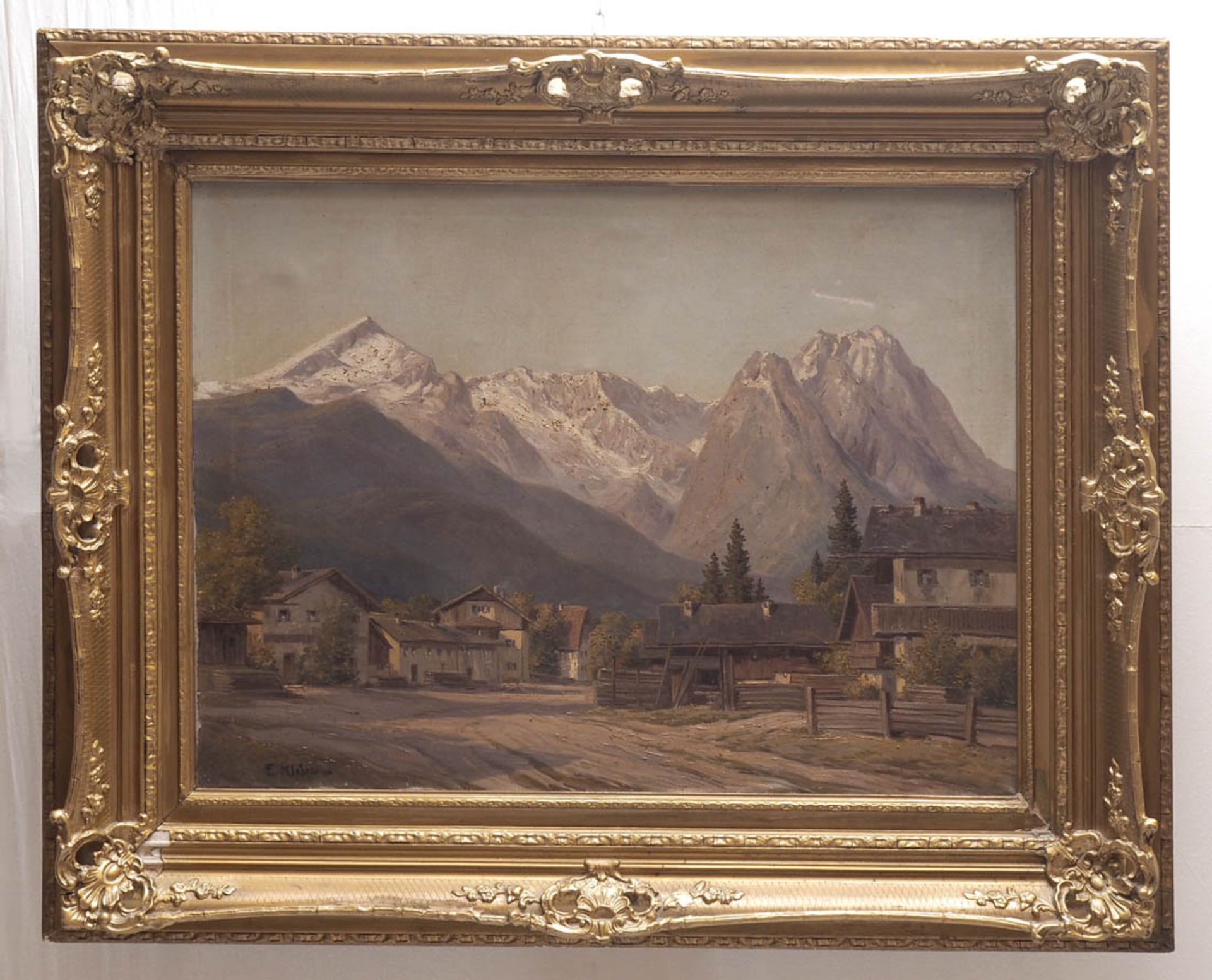 Klein, Eitel, 1906 - 1990 Dorfstraße eines kleinen Ortes in Voralpenlandschaft. Im Hintergrund die