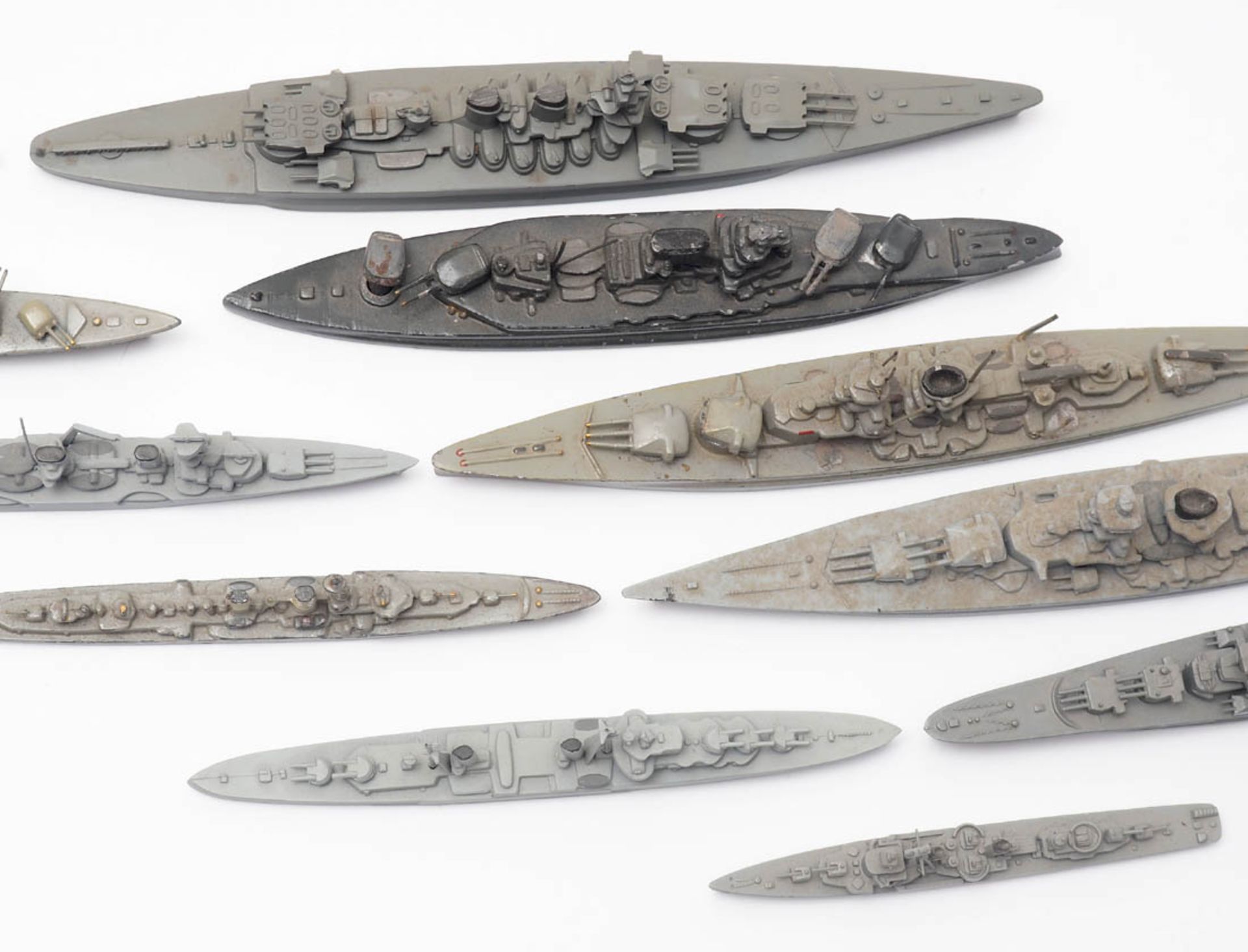Zwölf Modelle von Kriegsschiffen, Wiking Elf aus Druckguss, eines aus Kunststoff. Unterschiedliche - Image 3 of 11