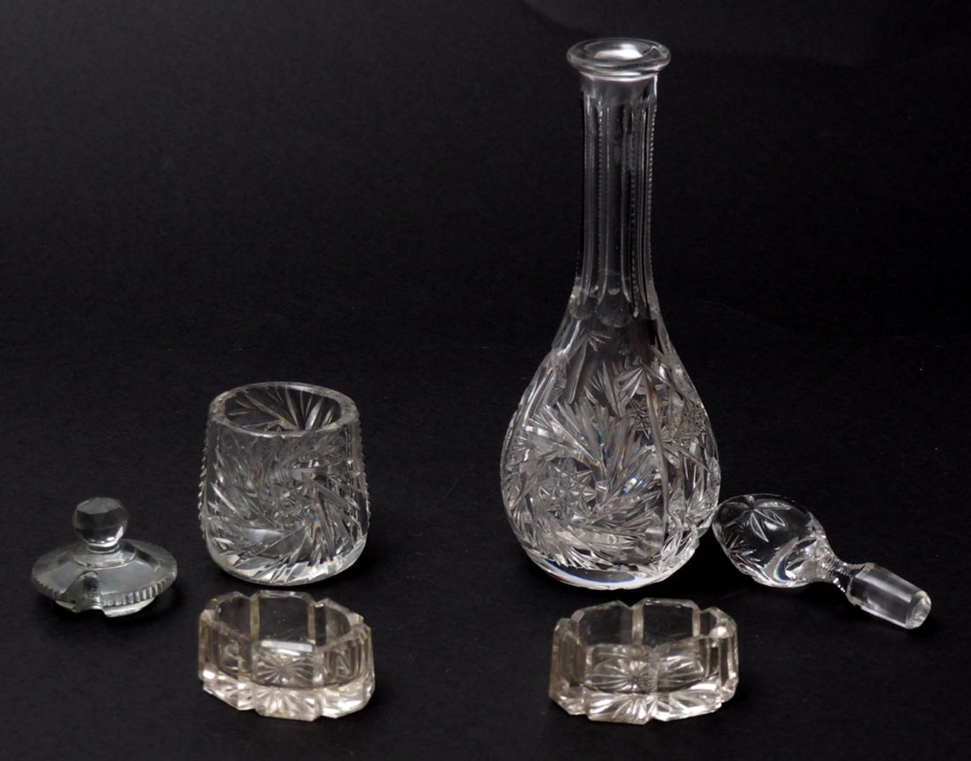 Vier Teile Kristallglas Rumkaraffe, Senftöpfchen und zwei Salzgefäße. Farbloses Kristallglas mit - Bild 2 aus 2