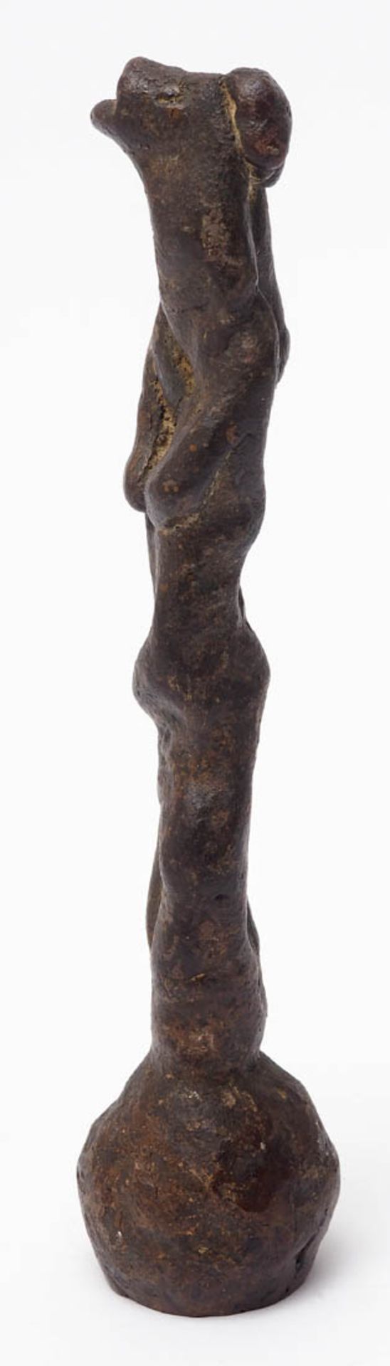 Unbekannter Künstler Auf rundem Sockel stilisiertes Liebespaar. Bronze, dunkel patiniert. H.22,5cm. - Image 2 of 4