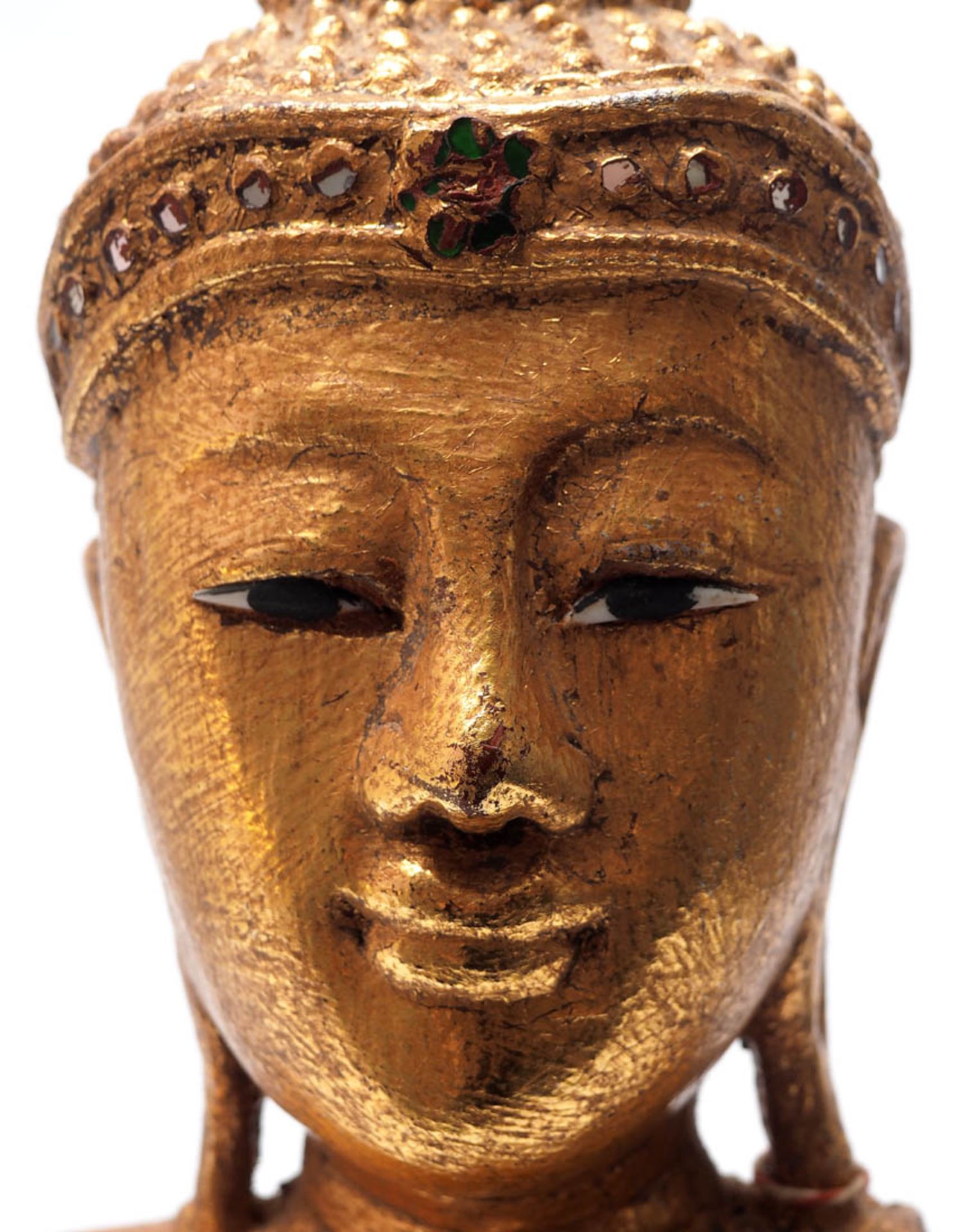 Götterfigur, Thailand Auf schwarzem Holzsockel vergoldete Götterfigur mit Glassteinbesatz. - Bild 4 aus 6