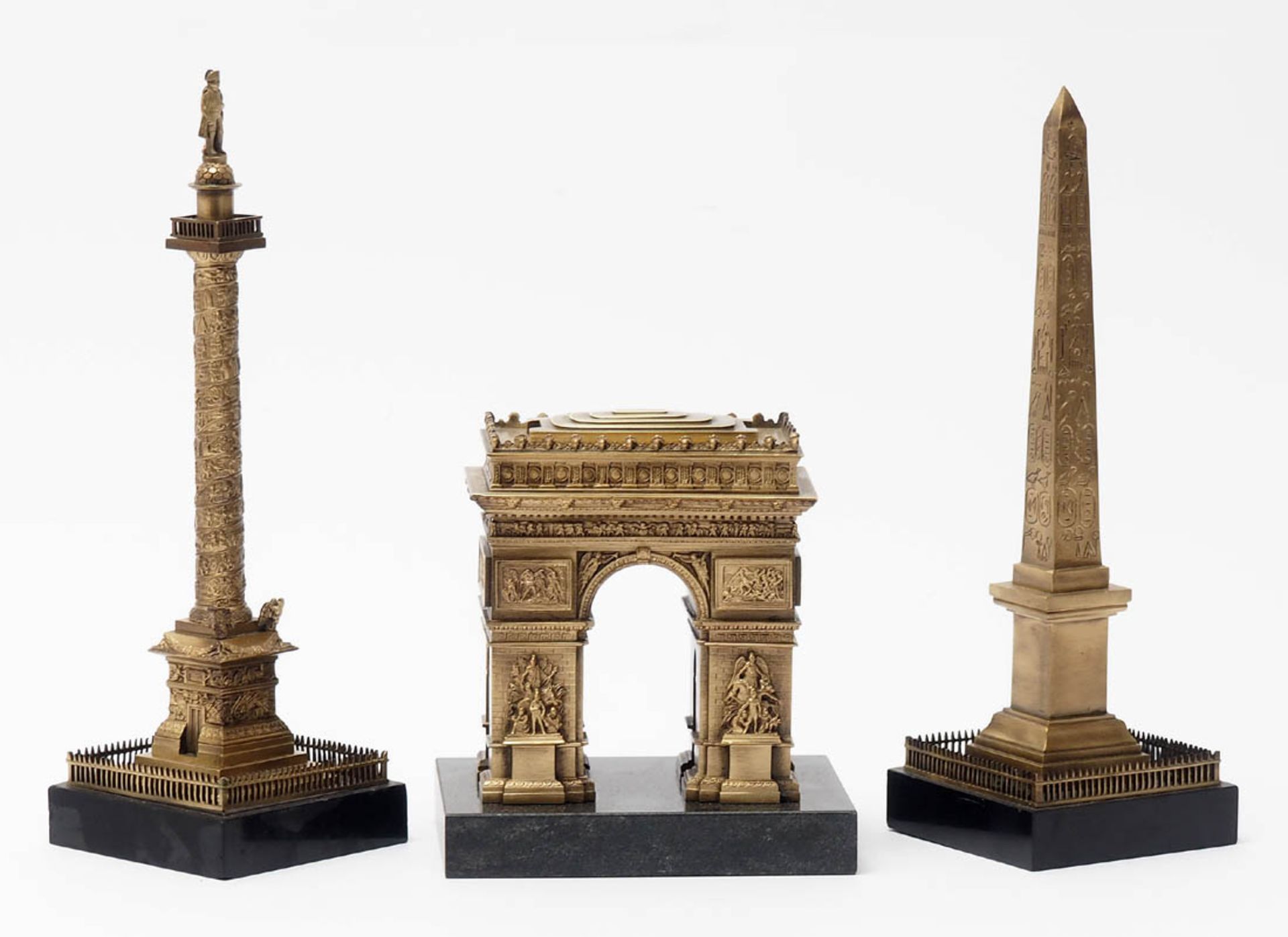 Drei Souvenirs, um 1900 Auf schwarzem Marmorsockel fein gearbeitete Modelle des Arc de triomphe, der