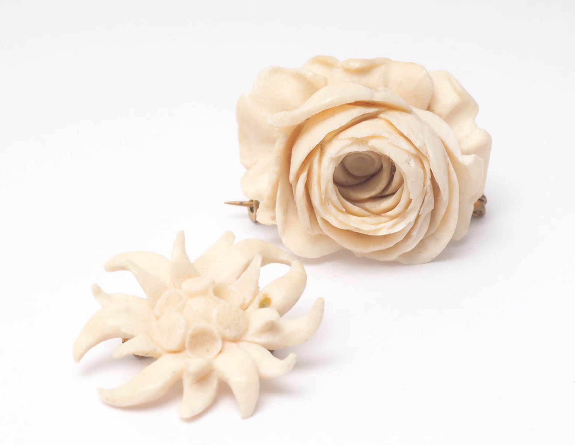 Zwei Elfenbeinbroschen, Erbach In Form einer Rose bzw. eines Edelweiß. Durchm.4 bzw. 3cm.