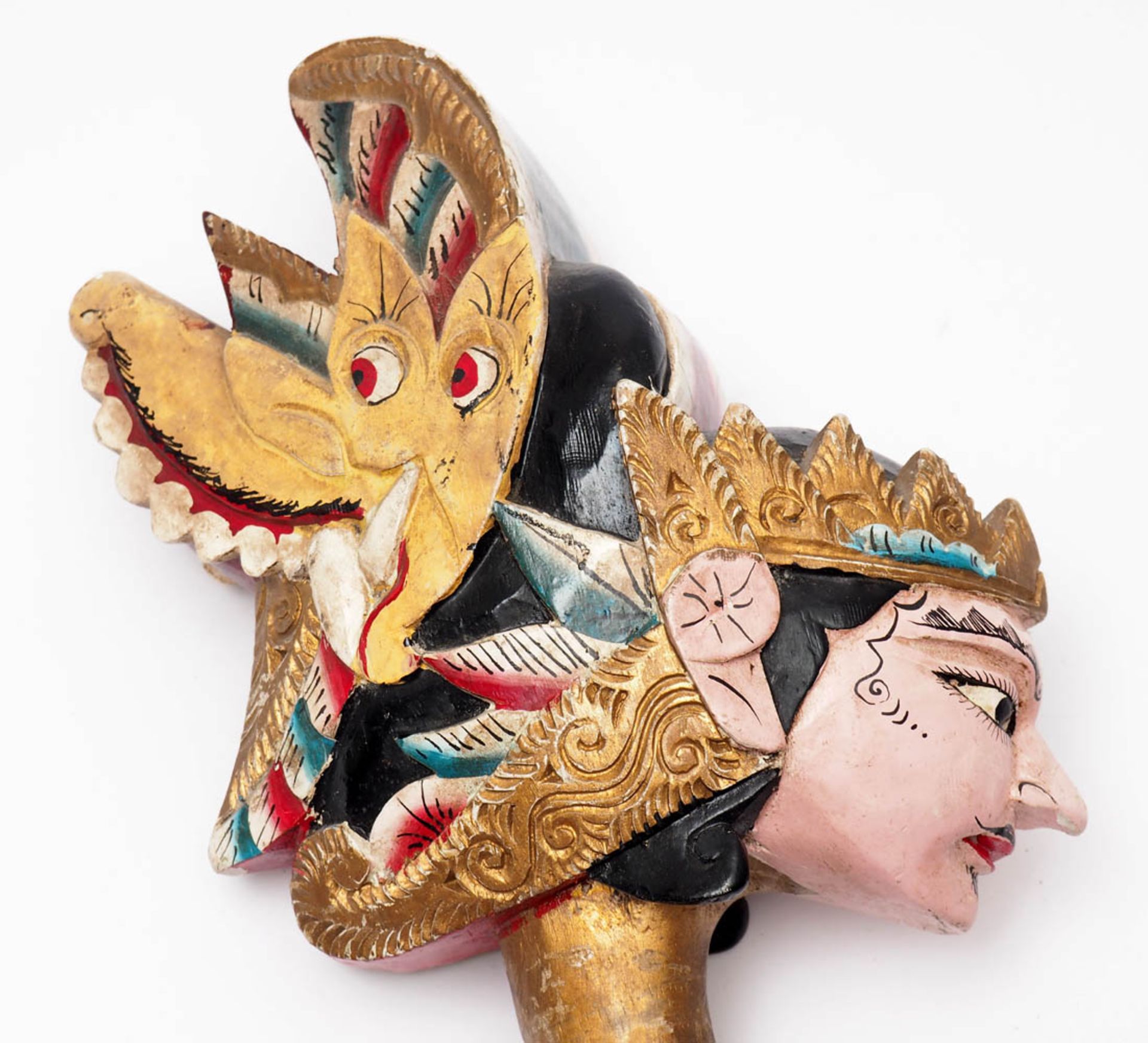 Drei Wayang Golek-Figuren Fein geschnitzt, bemalt und vergoldet. Stoffkleidung mit Stickerei. - Image 14 of 23