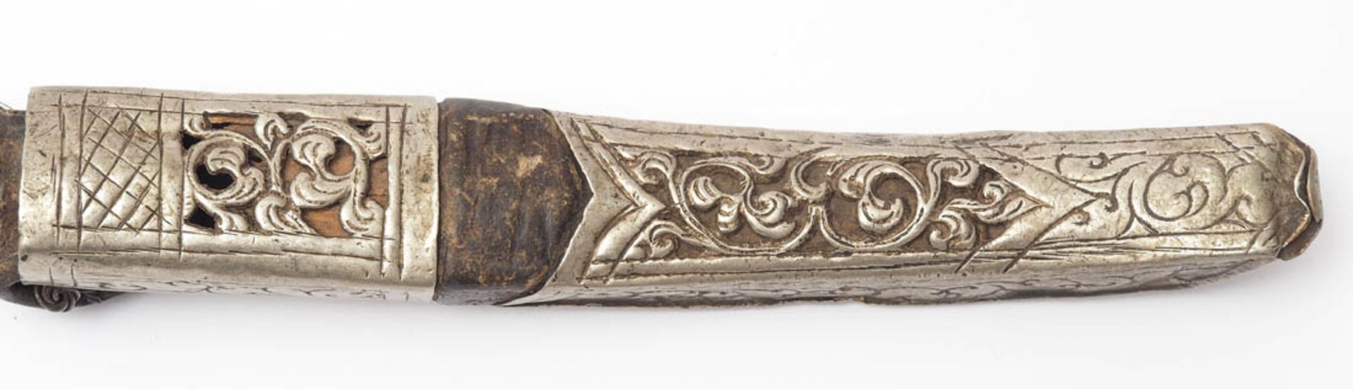 Dolch, Iran (?), 19.Jhdt. Silberbeschlagene Lederscheide. Holzgriff mit Metallabschluss und - Bild 4 aus 4