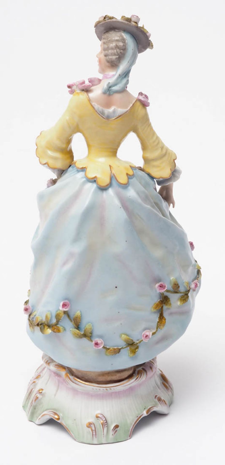 Figurine, Conta & Böhme, 19.Jhdt. Auf reliefiertem Rocaillensockel vornehm gekleidete Dame in - Bild 4 aus 7