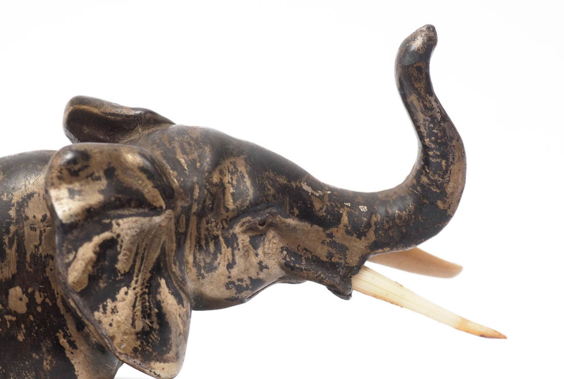 Figurengruppe, 20er/30er Jahre Elefantenbulle mit Kalb auf rechteckigem Marmorsockel. Bronze (?) mit - Image 3 of 3