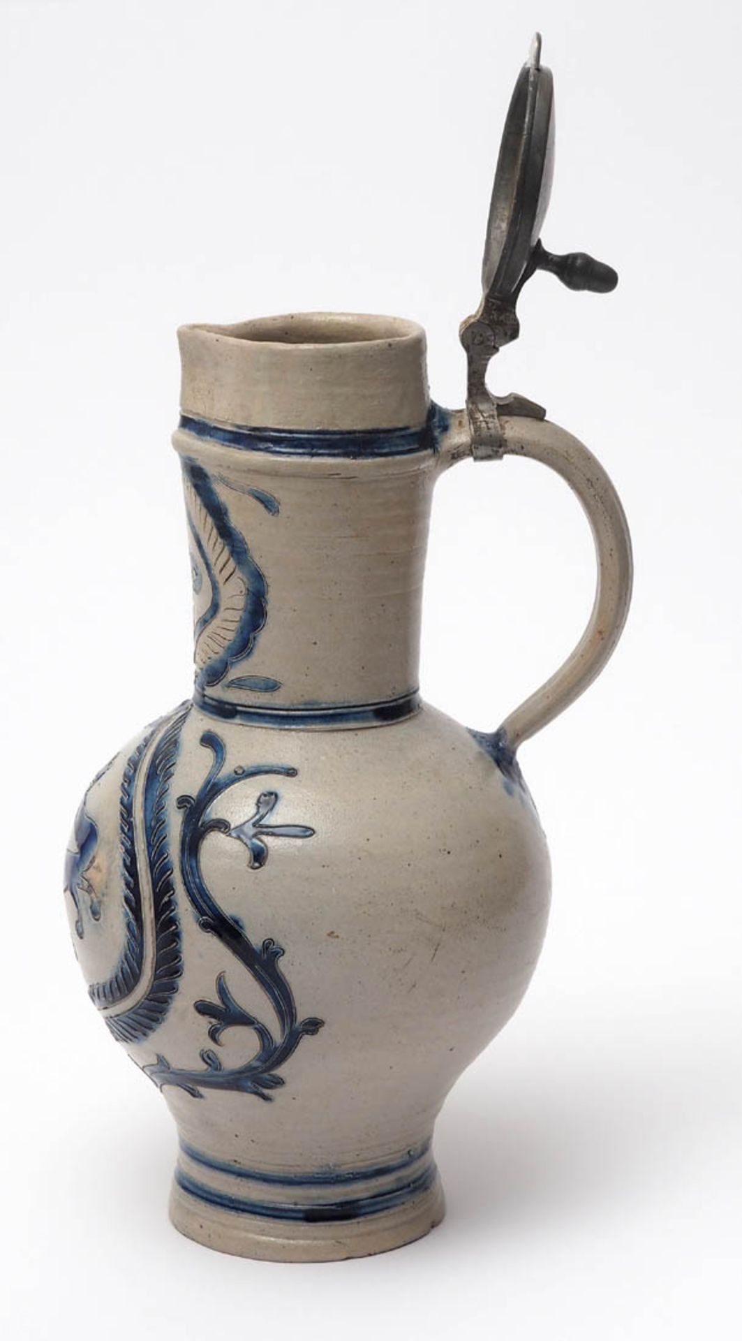 Keramikkrug, Westerwald, wohl 18.Jhdt. Auf rundem Stand kugelförmiger Korpus, Röhrenhals mit - Bild 2 aus 4