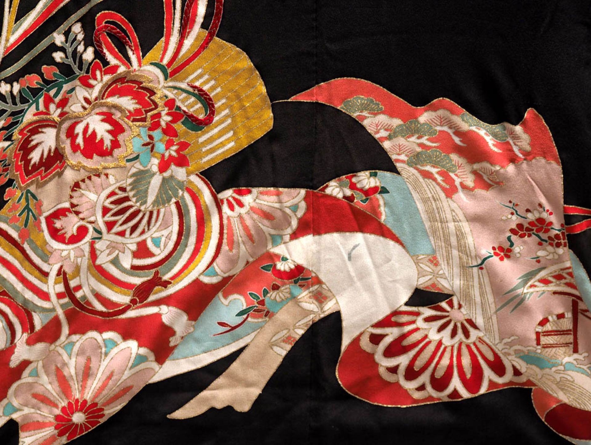 Kimono, Japan, um 1900 Rohseide, polychrom bemalt und bestickt mit Blüten, Fächern etc. Ohne - Bild 6 aus 6