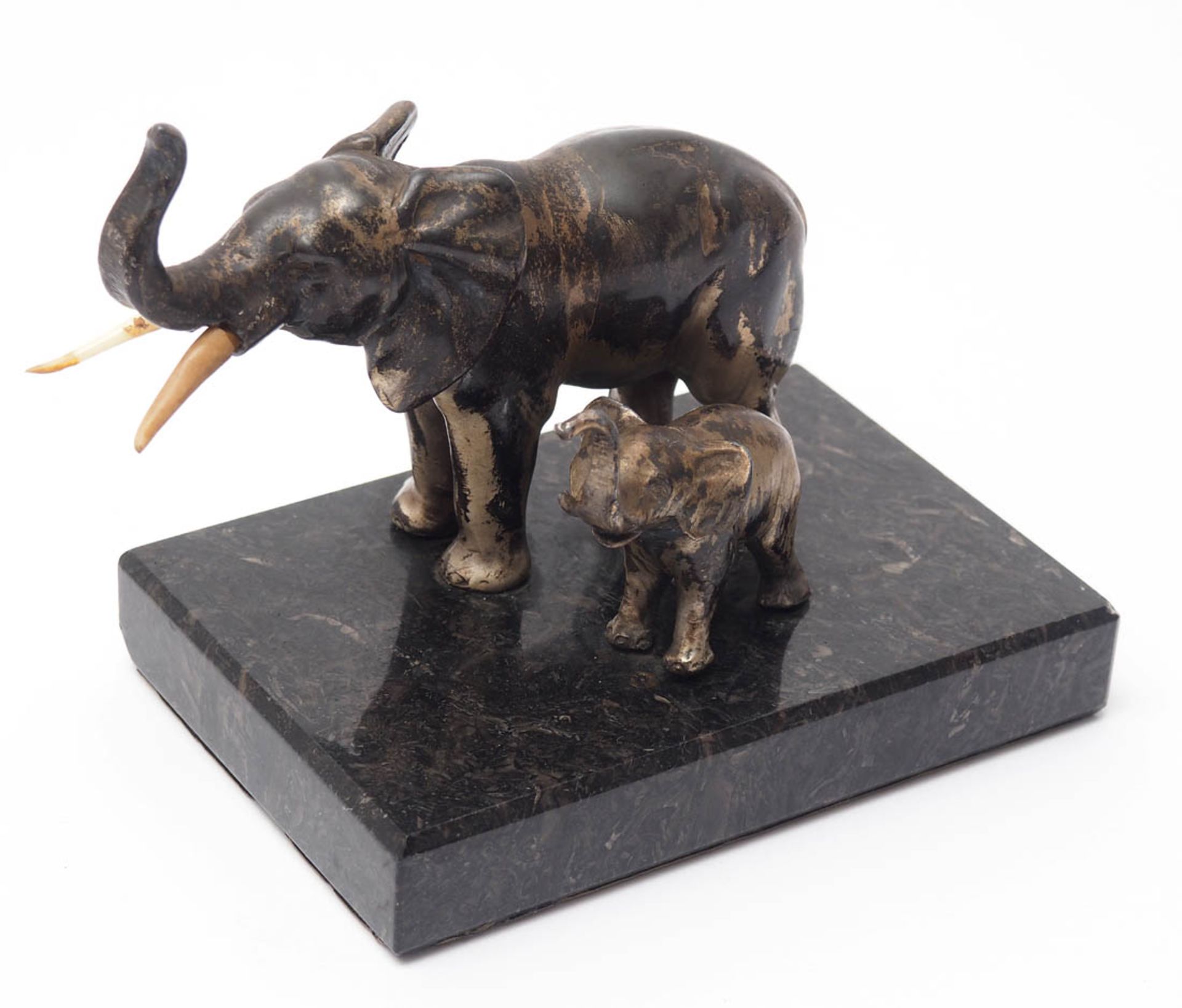 Figurengruppe, 20er/30er Jahre Elefantenbulle mit Kalb auf rechteckigem Marmorsockel. Bronze (?) mit