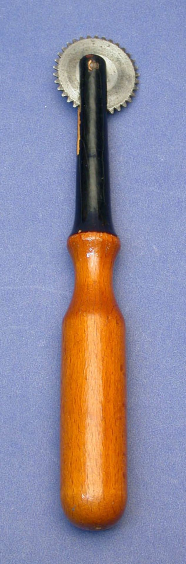 Schnittmuster-Markierer, um 1900 Metall und gedrechseltes, lackiertes Holz.