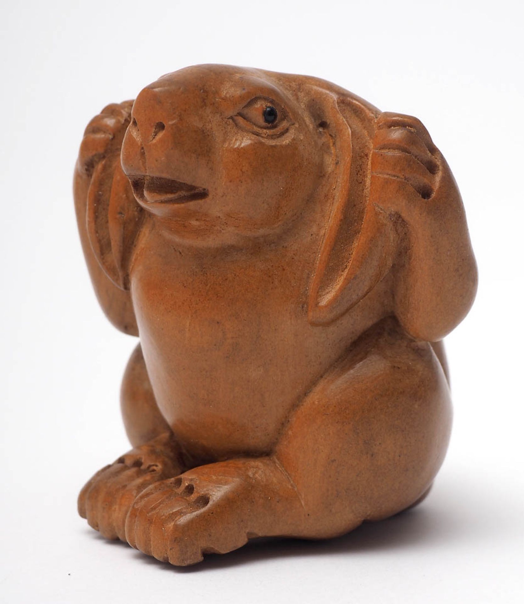 Vier Netsuke, Japan Sitzender Hase, zwei alte Herren mit Bündel und ein sitzender Affe. Buchsbaum, - Bild 6 aus 6