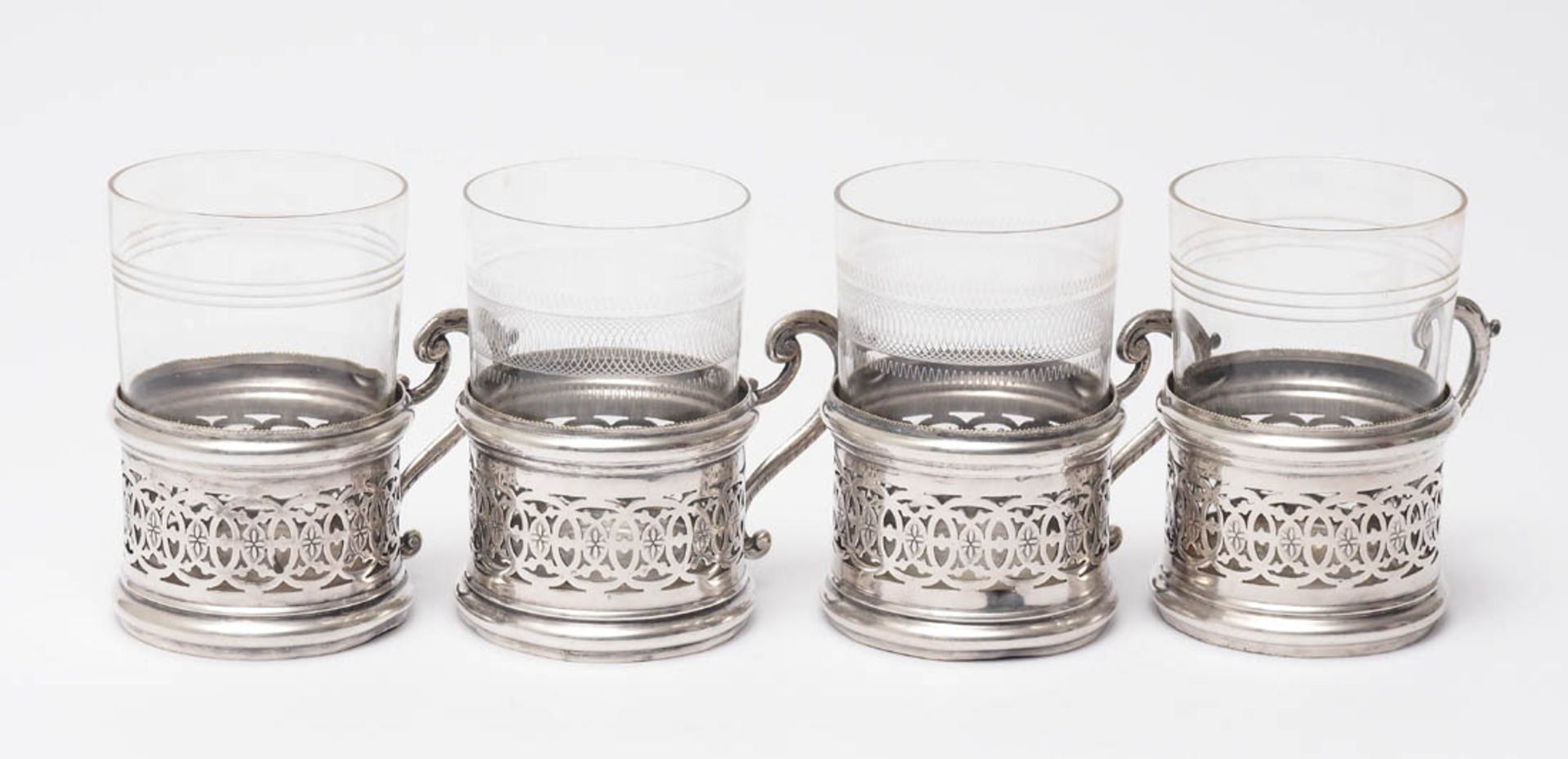 Vier Teeglashalter, um 1900 Zylindrische Form mit vegetabil durchbrochen gearbeiteter Wandung.