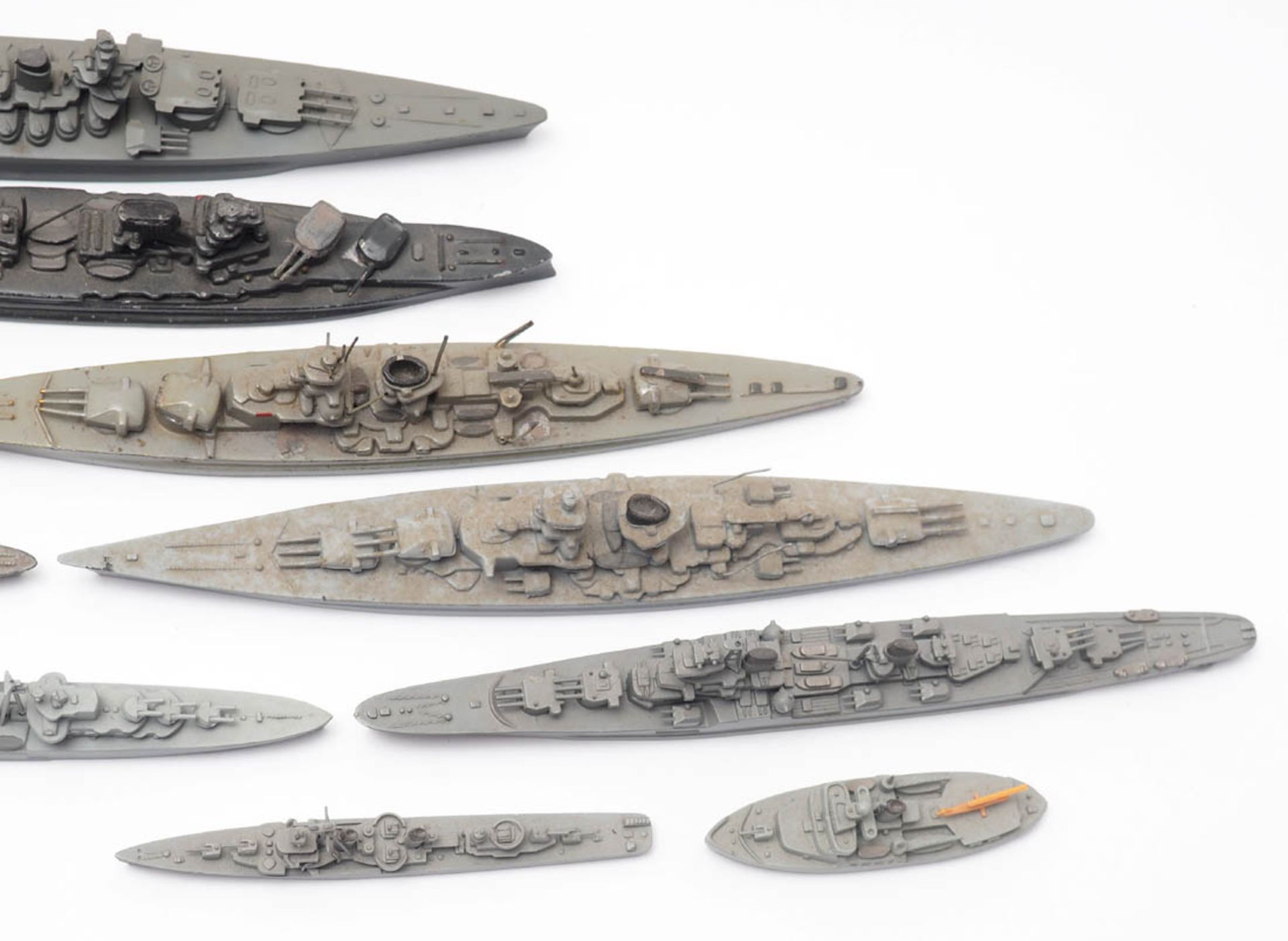 Zwölf Modelle von Kriegsschiffen, Wiking Elf aus Druckguss, eines aus Kunststoff. Unterschiedliche - Image 4 of 11