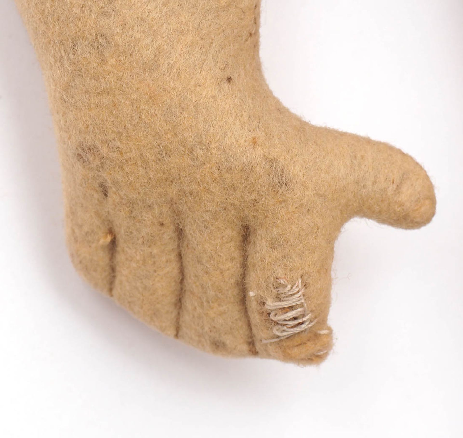 Filz-Puppe, Steiff, 40er Jahre Filzkörper mit genähten Händen und Armen. Gescheibte Beine. - Image 6 of 10