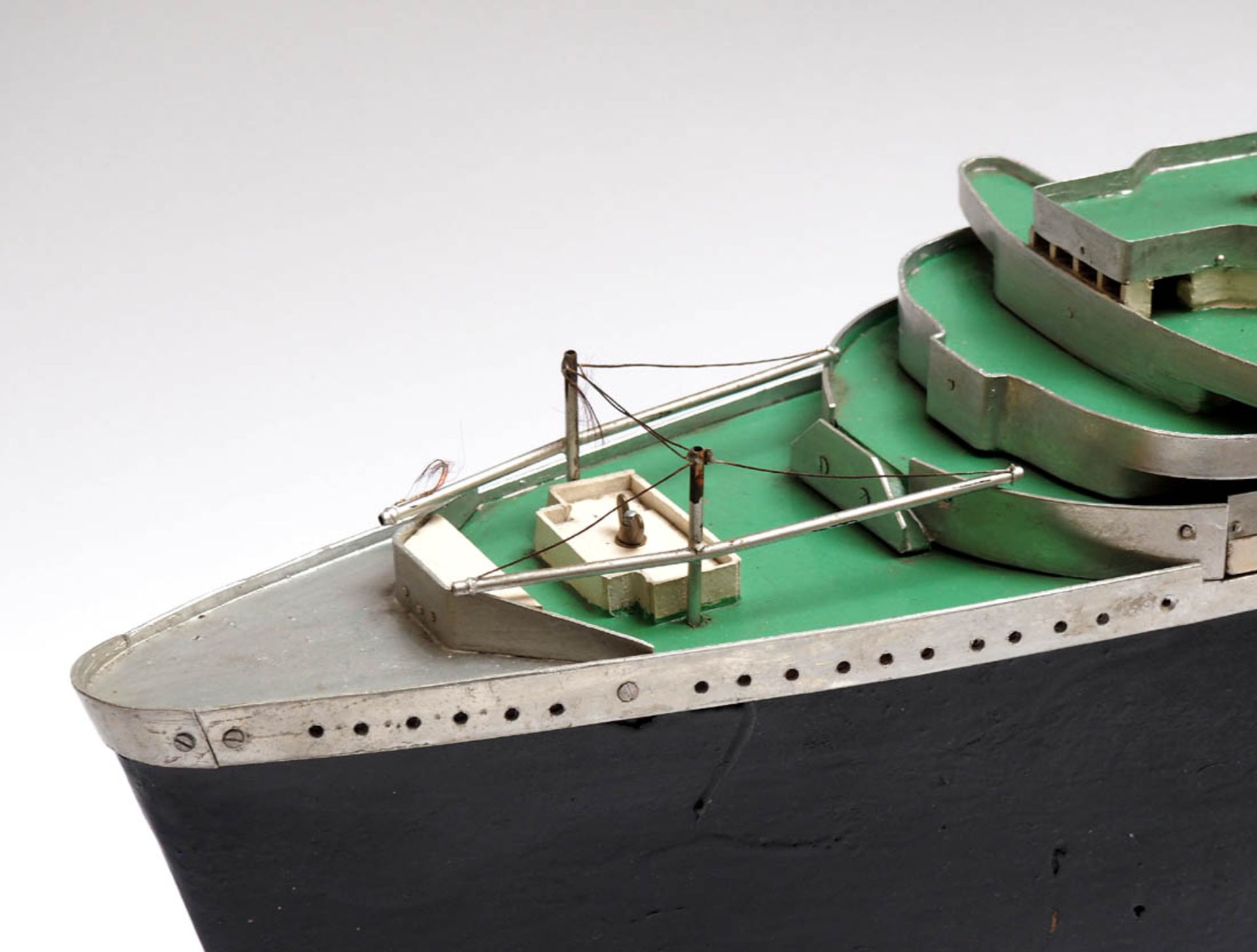 Modell eines Passagierschiffs Mit Motorantrieb. Holz, farbig bemalt. Eigenbau, Funktion des Motors - Bild 4 aus 4