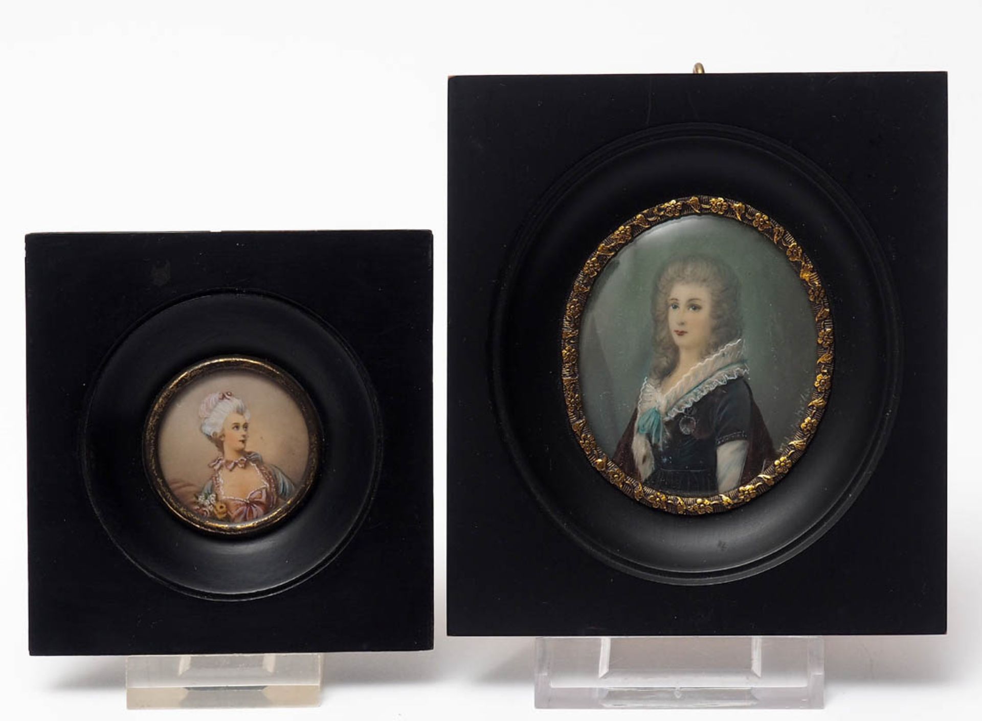 Zwei Miniaturen Halbportraits vornehmer Damen. Holzrahmen. Unterschiedliche Formate.