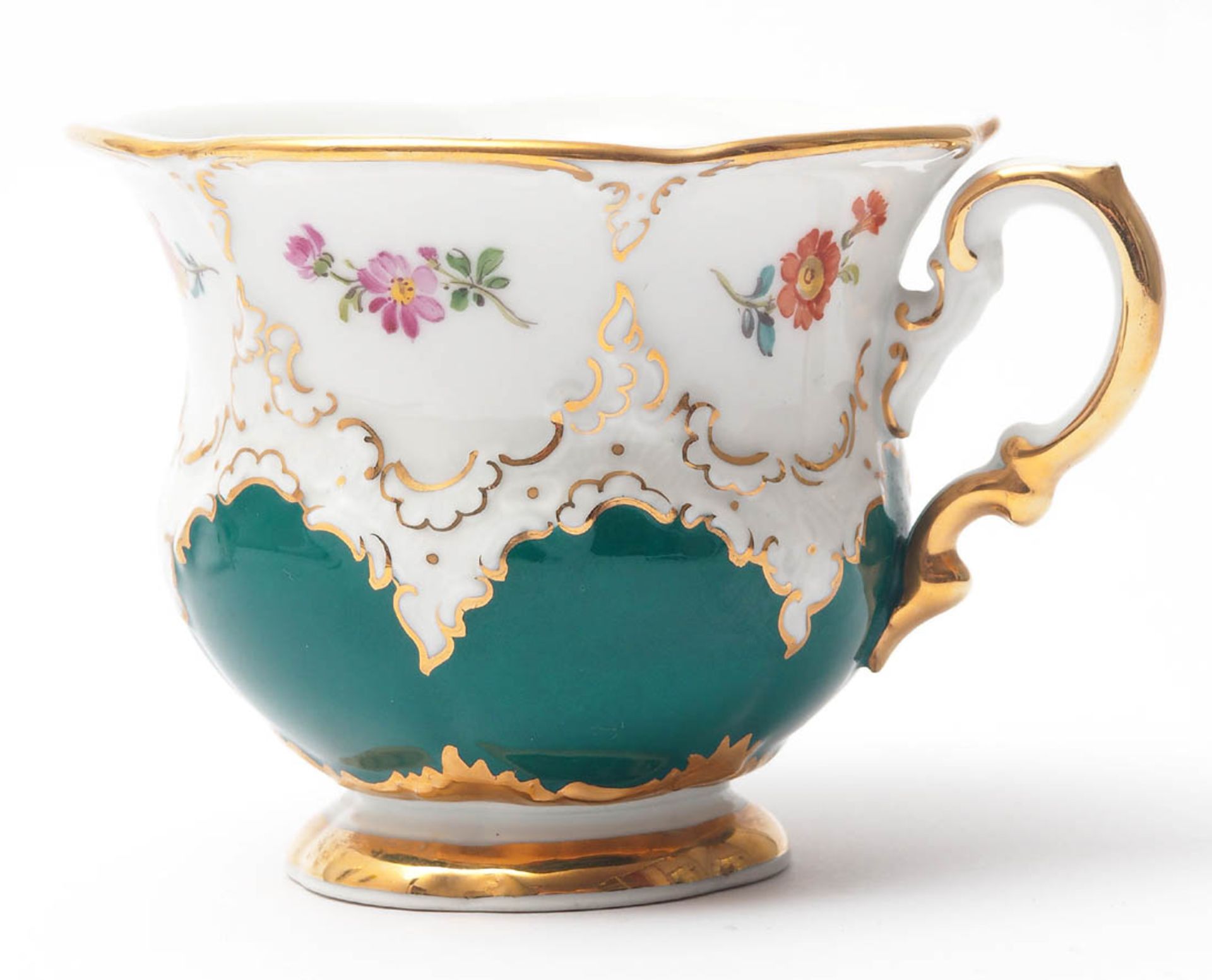 Kaffeegeck, Meissen B-Form, Streublumendekor in polychromer Malerei. Reich vergoldet. Grüner Fond. - Bild 3 aus 6