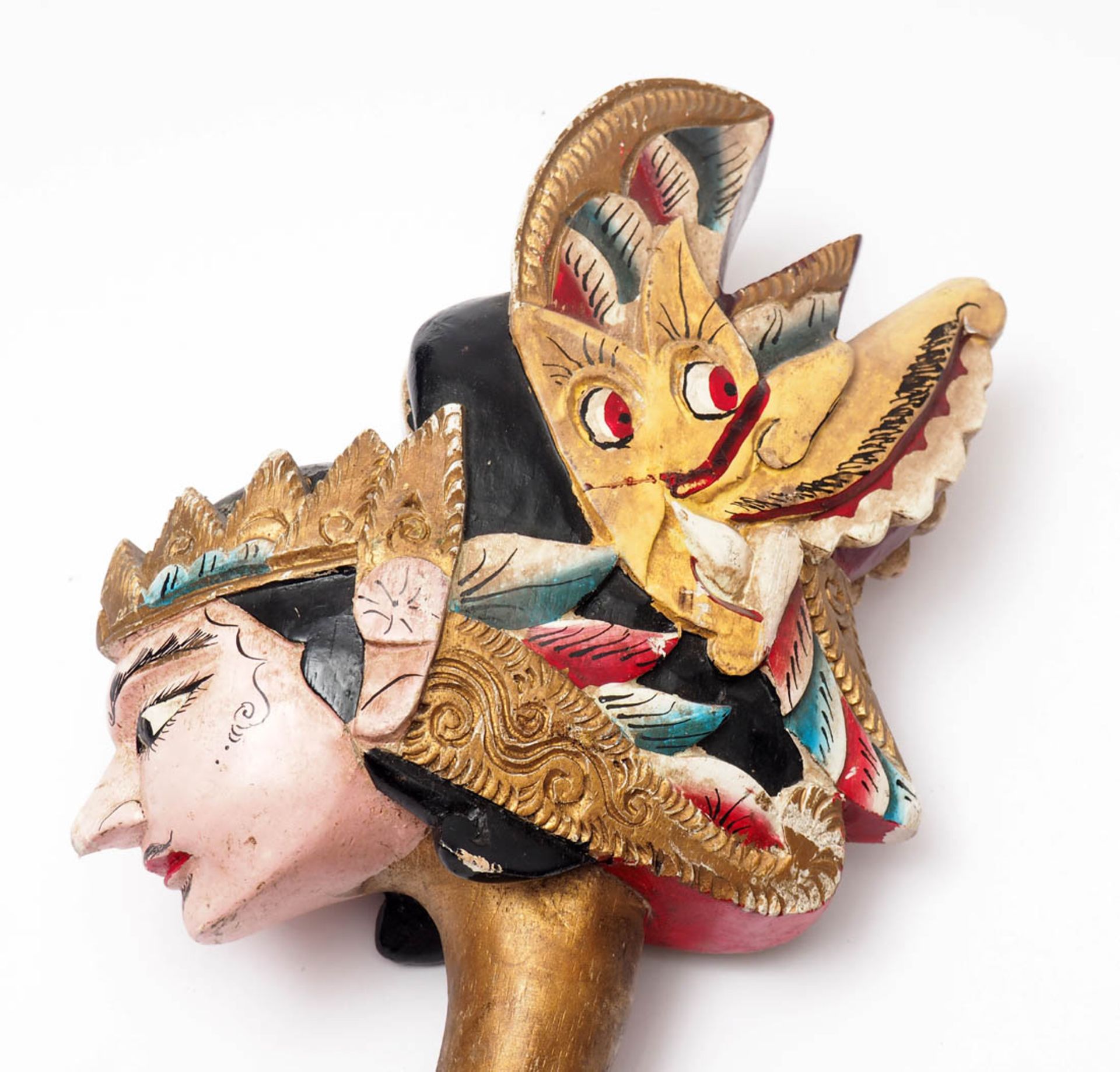 Drei Wayang Golek-Figuren Fein geschnitzt, bemalt und vergoldet. Stoffkleidung mit Stickerei. - Image 15 of 23
