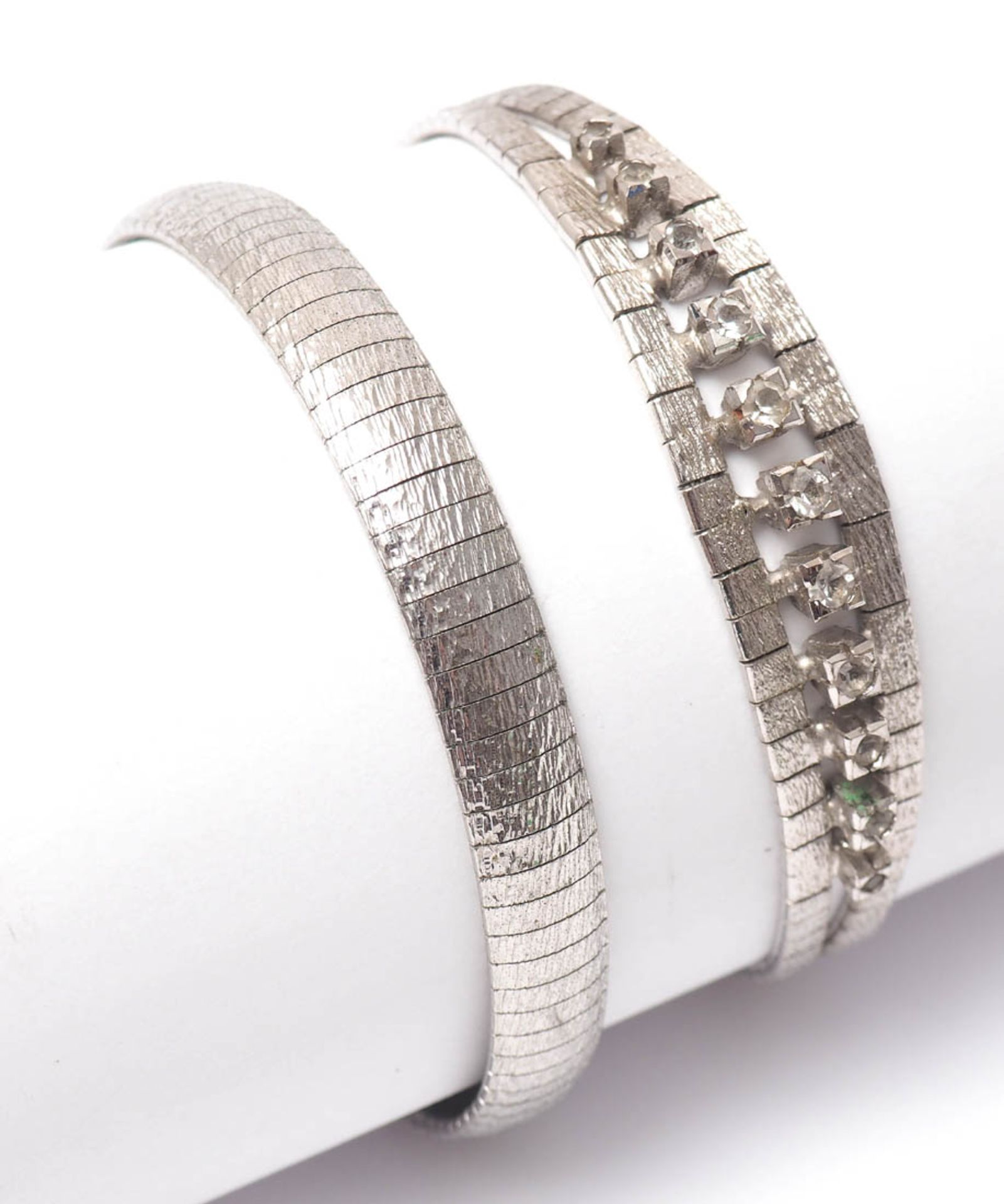 Zwei Armbänder Silber 925, rhodiniert. Eines besetzt mit elf synthetischen Diamanten. L.19 bzw.