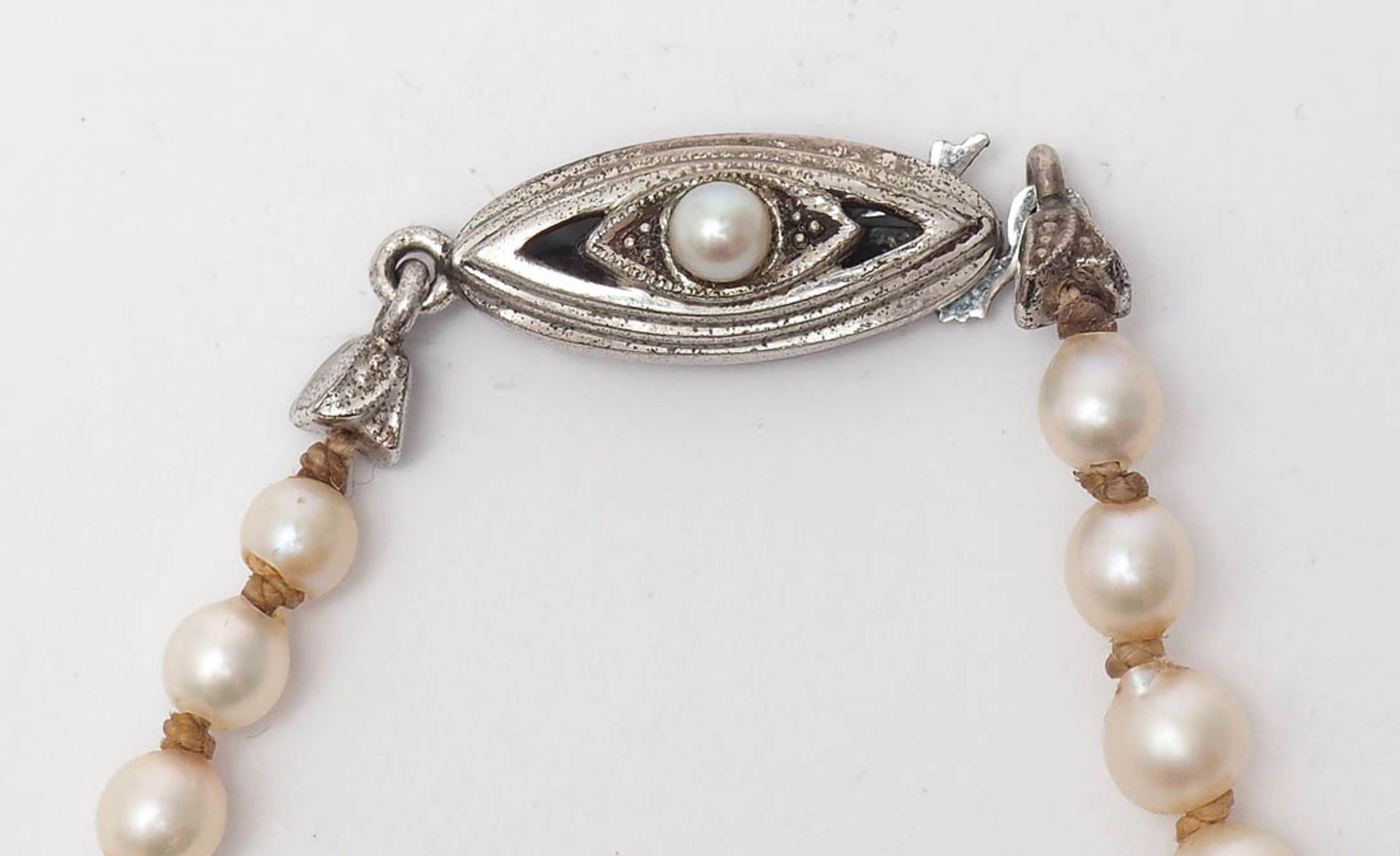 Zuchtperlkette Ovales Silberschloss mit einzelner Perle. L.46cm. - Bild 2 aus 3