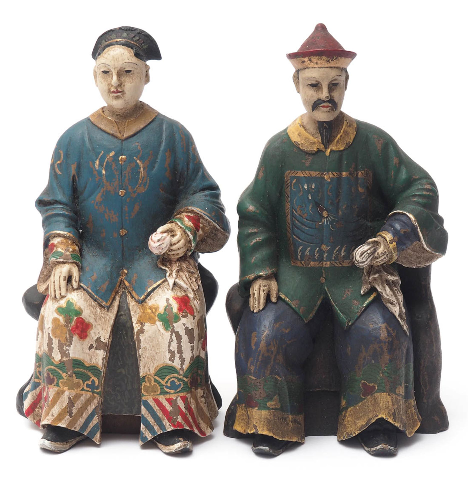 Zwei Figuren, China Sitzende Mandarine. Porzellan (?), polychrom bemalt. H.20 bzw. 21cm.