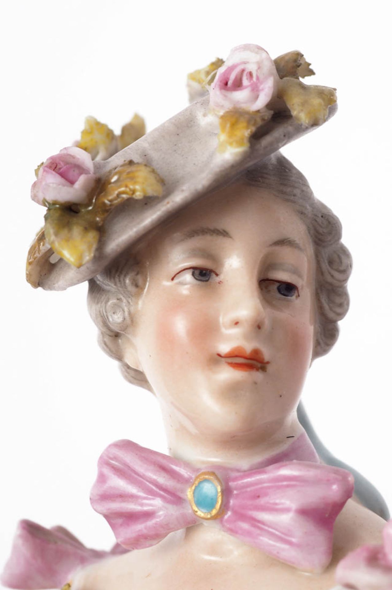 Figurine, Conta & Böhme, 19.Jhdt. Auf reliefiertem Rocaillensockel vornehm gekleidete Dame in - Bild 5 aus 7