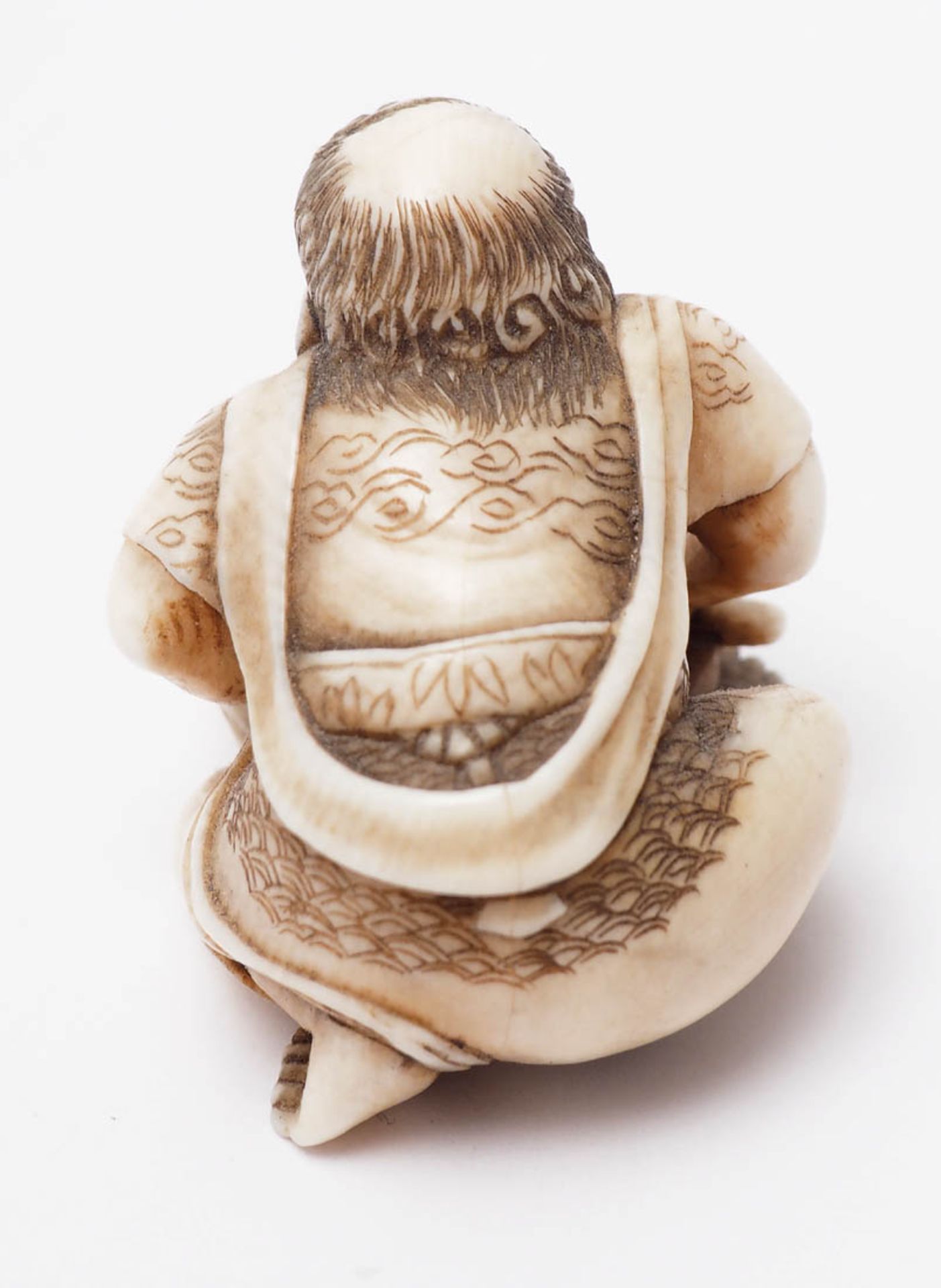 Netsuke, 19.Jhdt. Feine Schnitzerei. Hockender Mann, seinen Säbel schleifend. Altersgebräuntes - Bild 4 aus 6