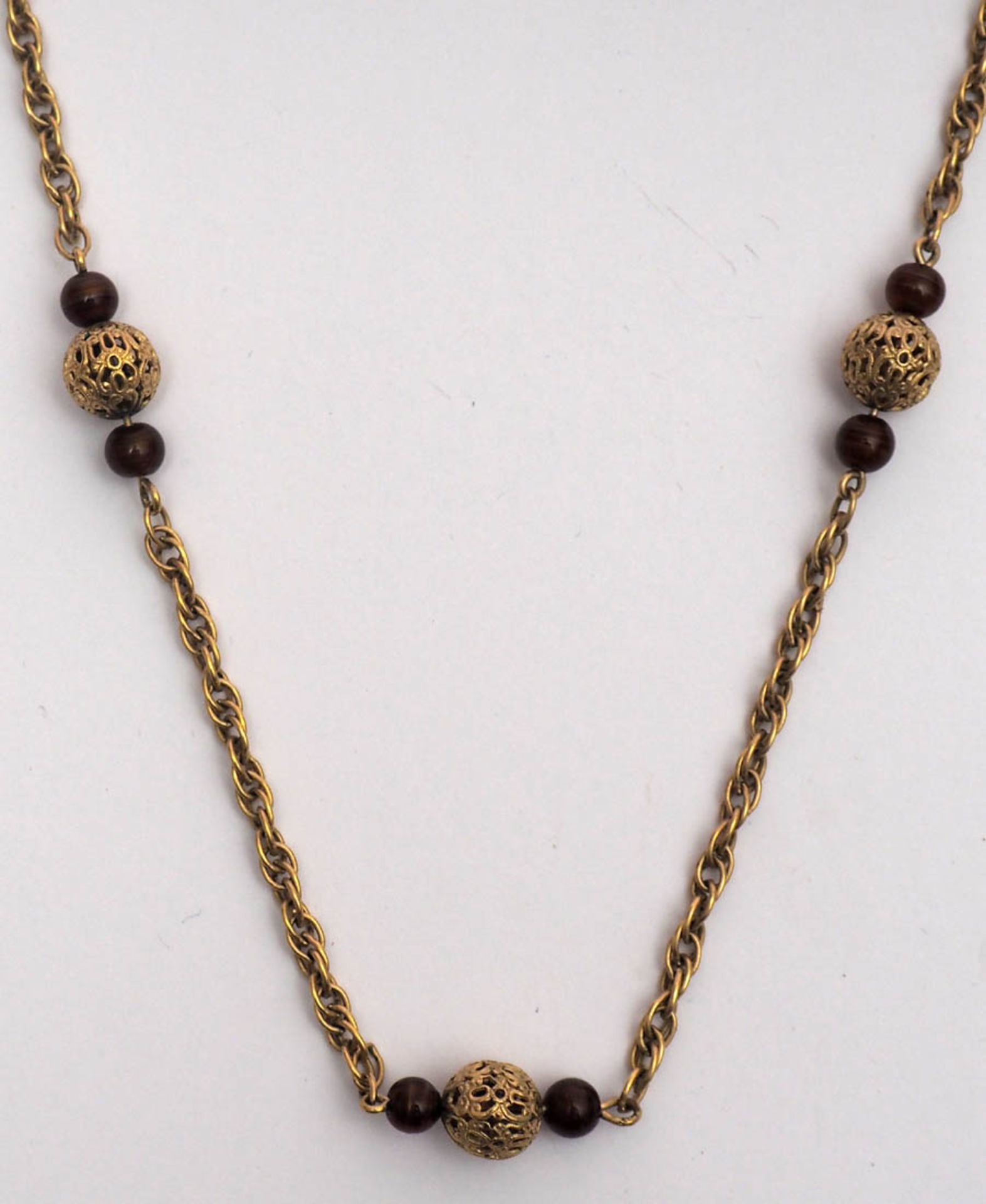 Halskette Kettenglieder in Form von Doppelachten, dazwischen durchbrochen gearbeitete Goldkugeln, - Bild 3 aus 5