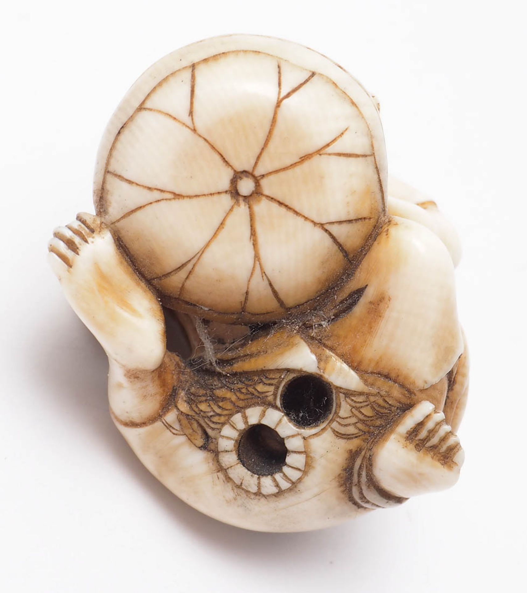 Netsuke, 19.Jhdt. Feine Schnitzerei. Hockender Mann, seinen Säbel schleifend. Altersgebräuntes - Bild 5 aus 6