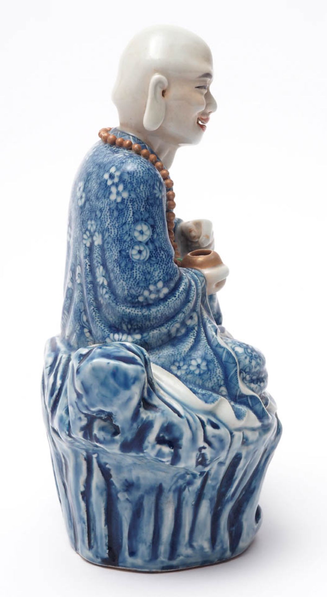 Figurine, China, Anfang 20.Jhdt. Auf einem Felsen sitzender buddhistischer Mönch, in seiner Hand - Bild 4 aus 7