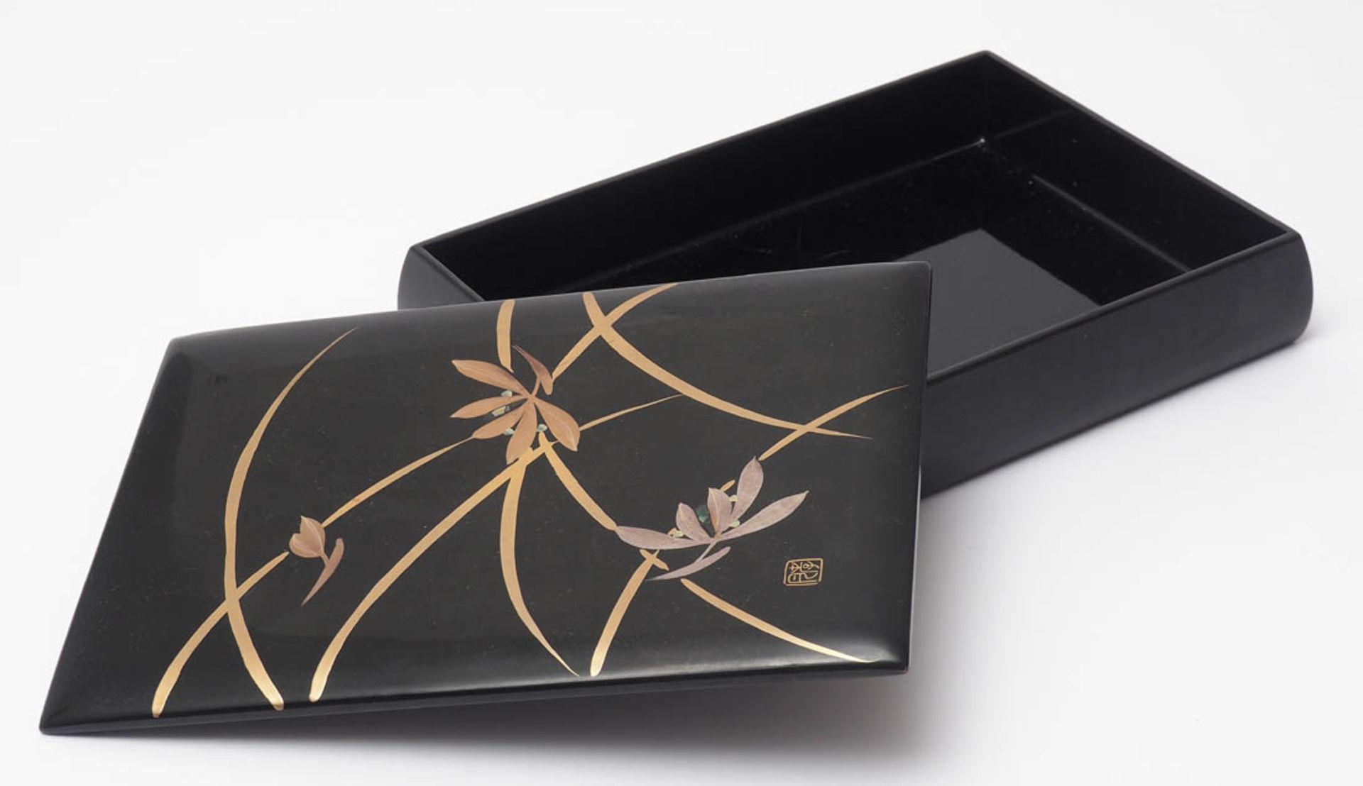 Lackkassette, Japan Rechteckige Form mit überkragendem Haubendeckel. Auf dem Deckel Blütenzweige - Bild 2 aus 3