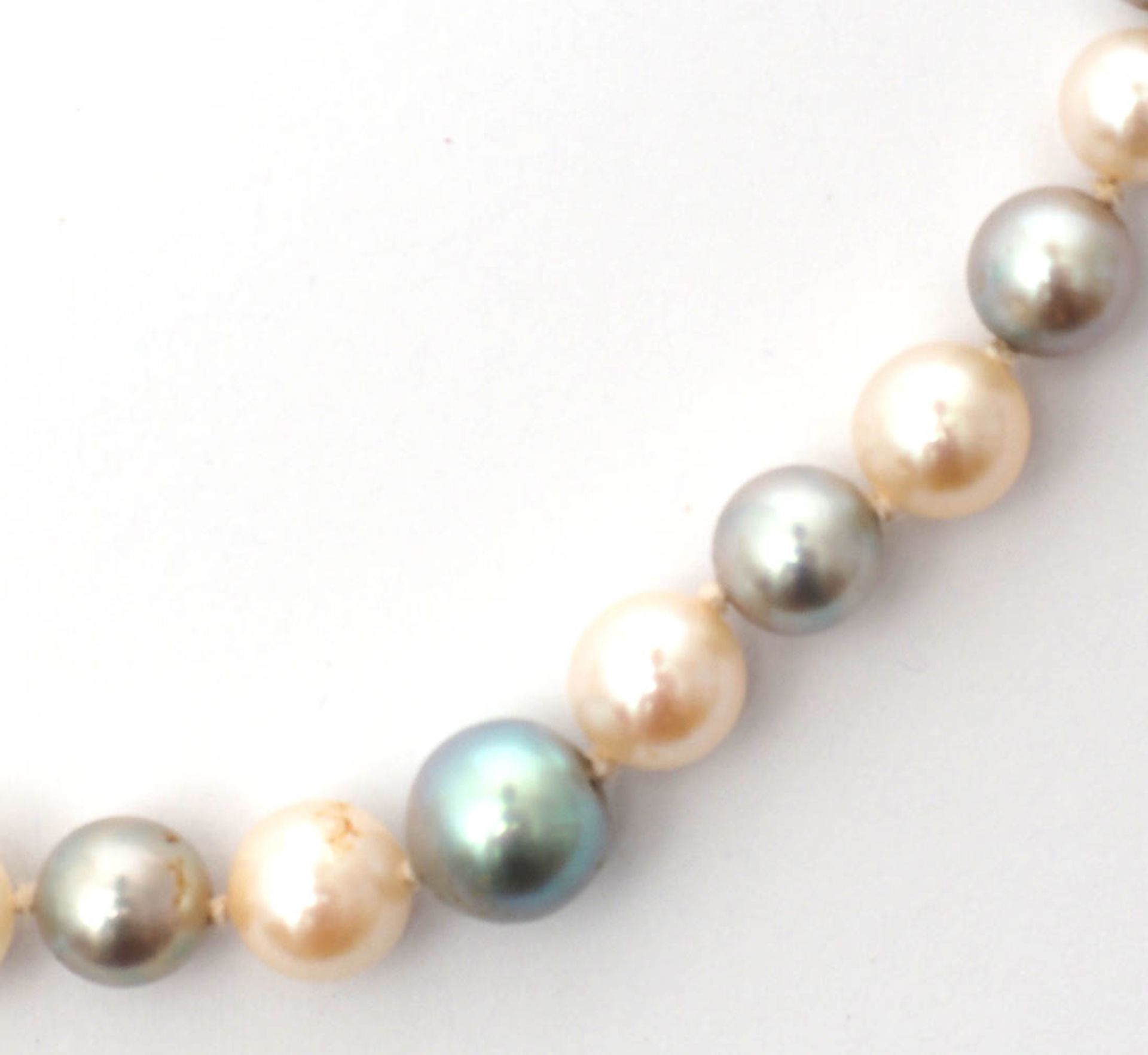 Zuchtperlkette Graue und weiße Perlen von feinem Lüster (Durchm.3-4mm). Kugelförmiges