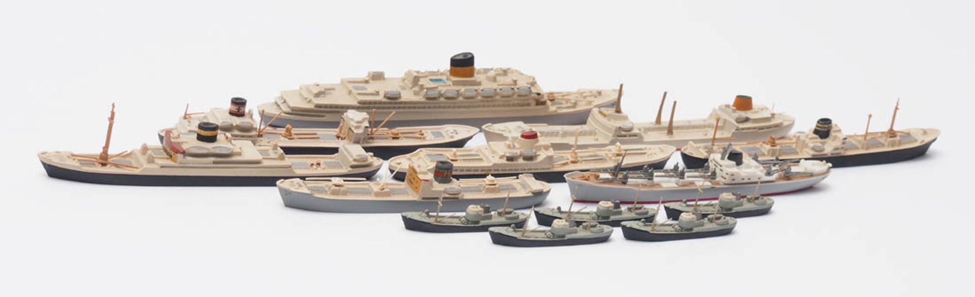 13 Schiffsmodelle, Wiking Passagierschiff, Tanker, Trawler etc. Zwölf aus Druckguss, eines aus