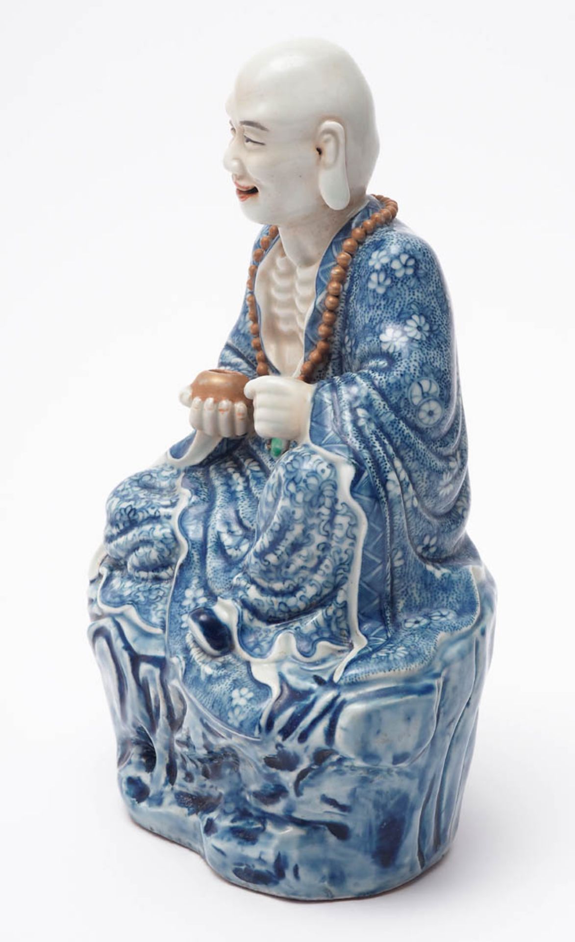 Figurine, China, Anfang 20.Jhdt. Auf einem Felsen sitzender buddhistischer Mönch, in seiner Hand - Bild 2 aus 7