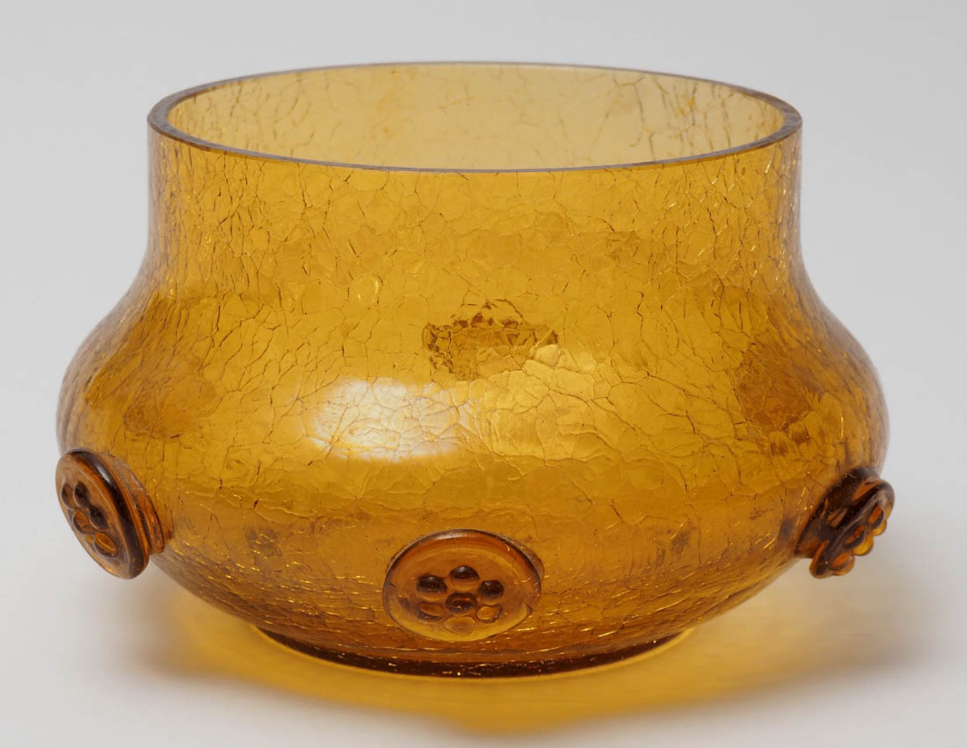 Schale, um 1900 Honigfarbenes Glas mit Krakelierung und aufgesetzten Beerennuppen. Durchm.16cm. - Image 2 of 2