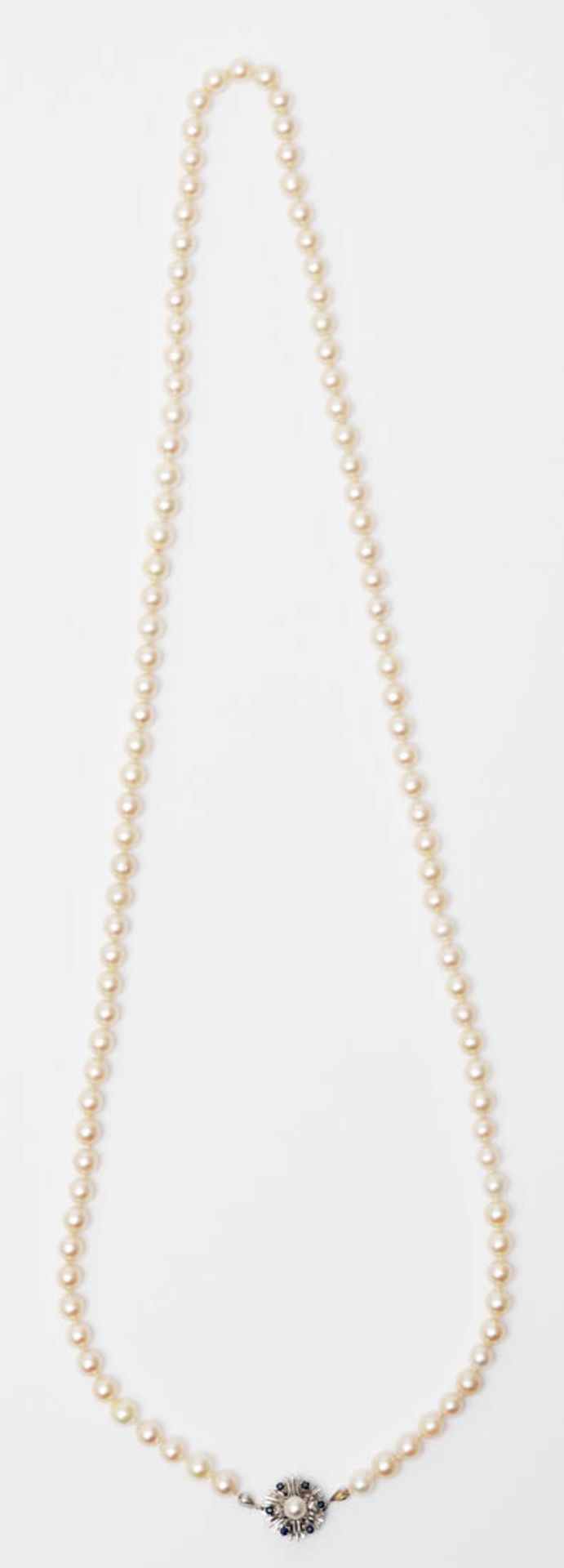 Zuchtperlkette Perlen von ca. 7mm Durchm. mit feinem Lüster. Schloss aus WG 14kt, besetzt mit