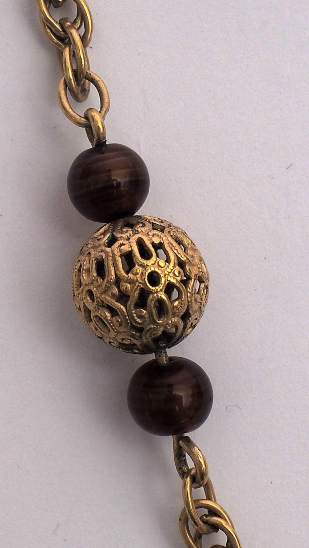 Halskette Kettenglieder in Form von Doppelachten, dazwischen durchbrochen gearbeitete Goldkugeln, - Bild 2 aus 5