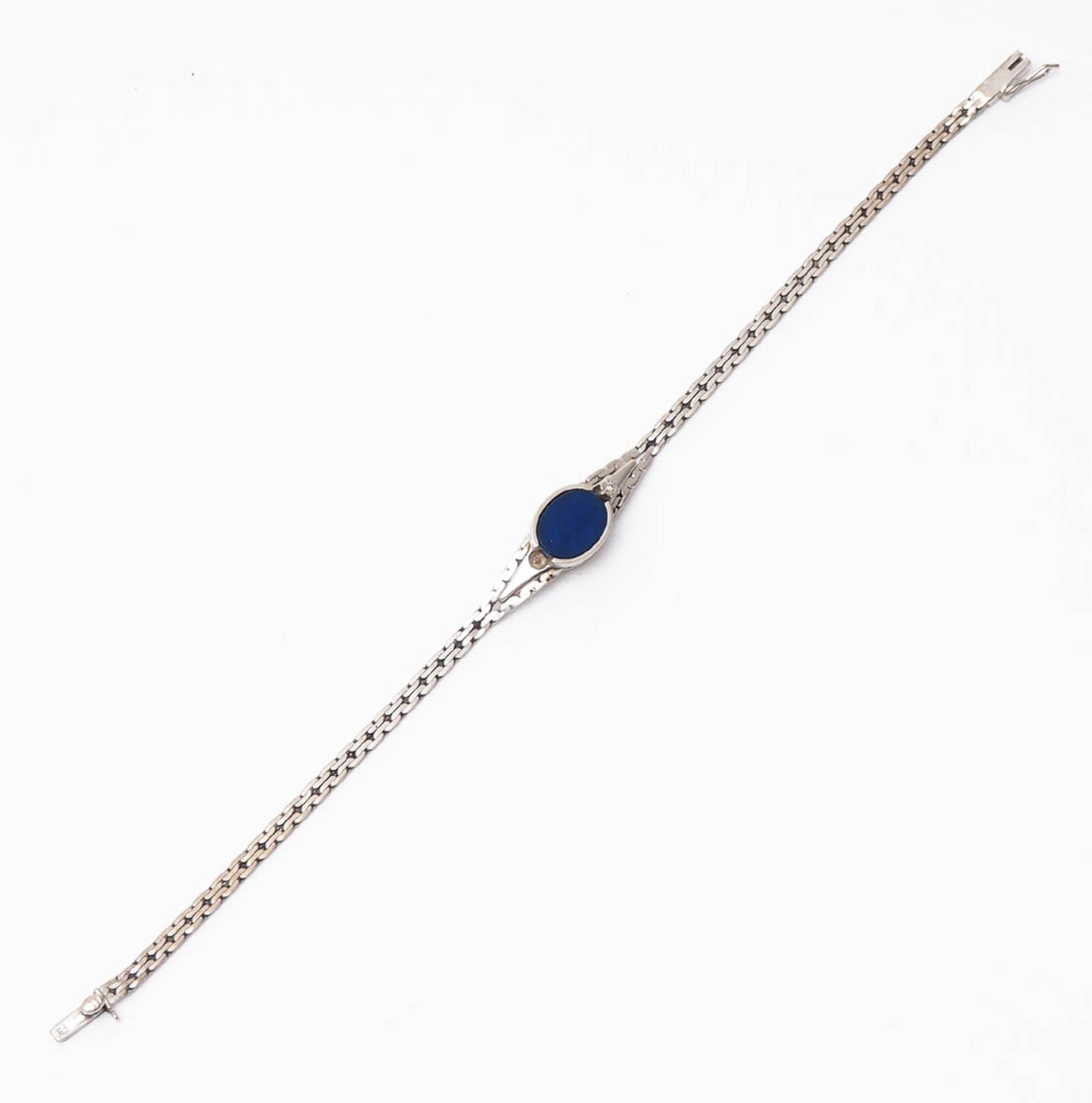 Armband WG 8kt. Mittig ovaler Lapislazuli, flankiert von Punktdiamanten (einer fehlt). L.20cm, - Image 2 of 3