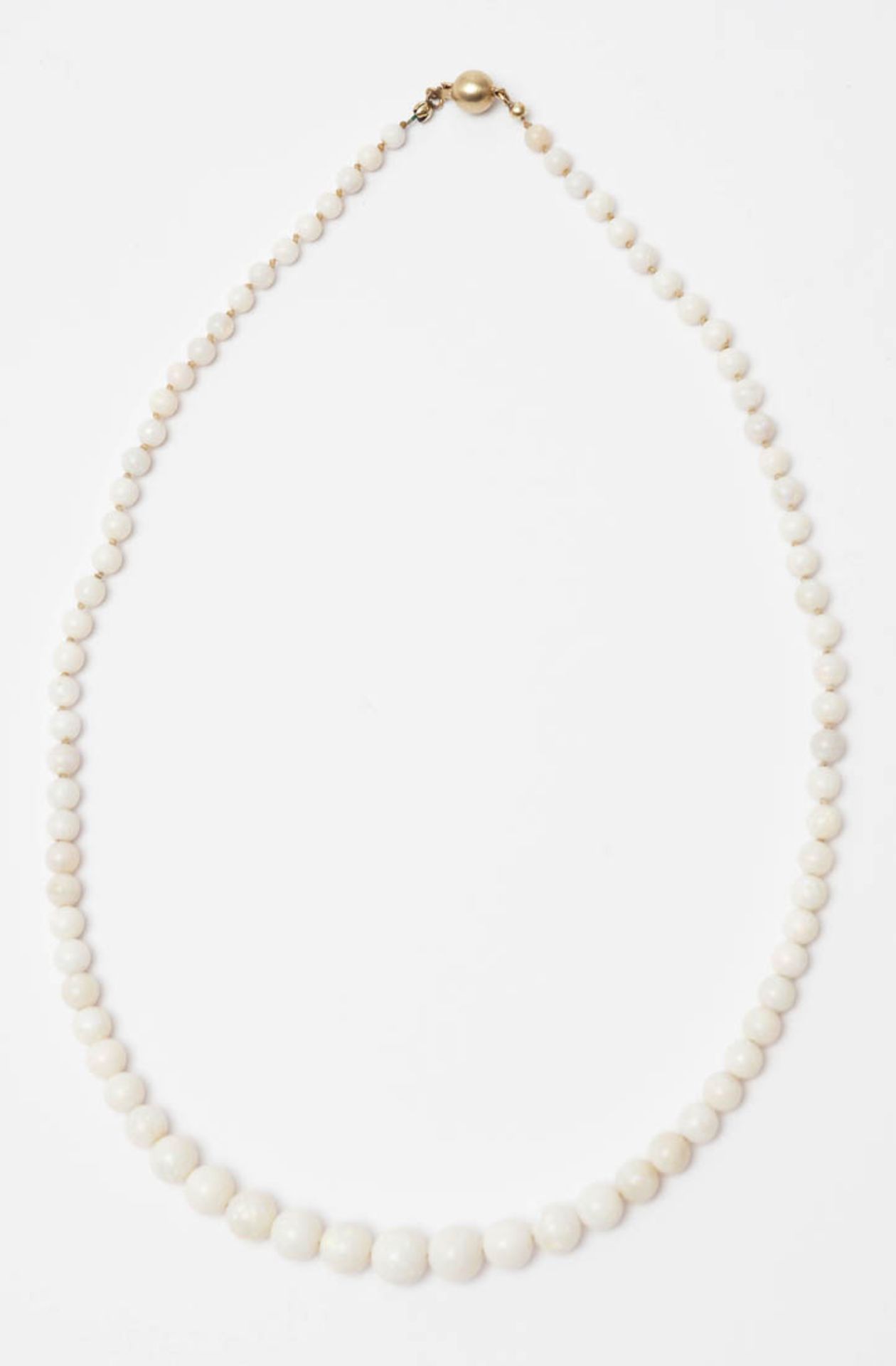 Halskette Verlaufende Form aus weißen Opalkugeln. Passendes Schloss aus GG 14kt. L.47,5cm.