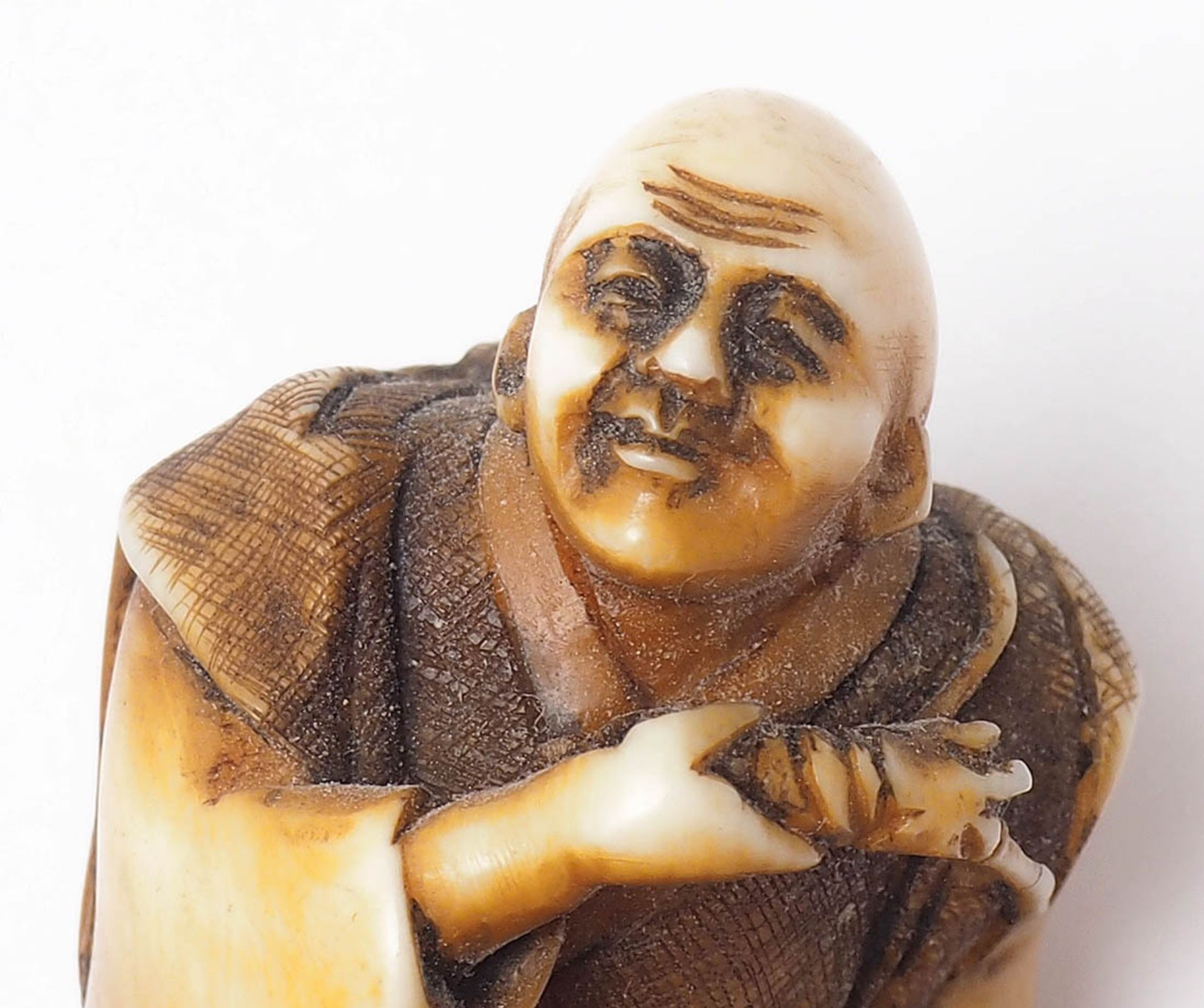 Netsuke, 19.Jhdt. Feine Schnitzerei. Fischer mit Fangnetz, mit der rechten Hand einen Hummer - Bild 5 aus 5