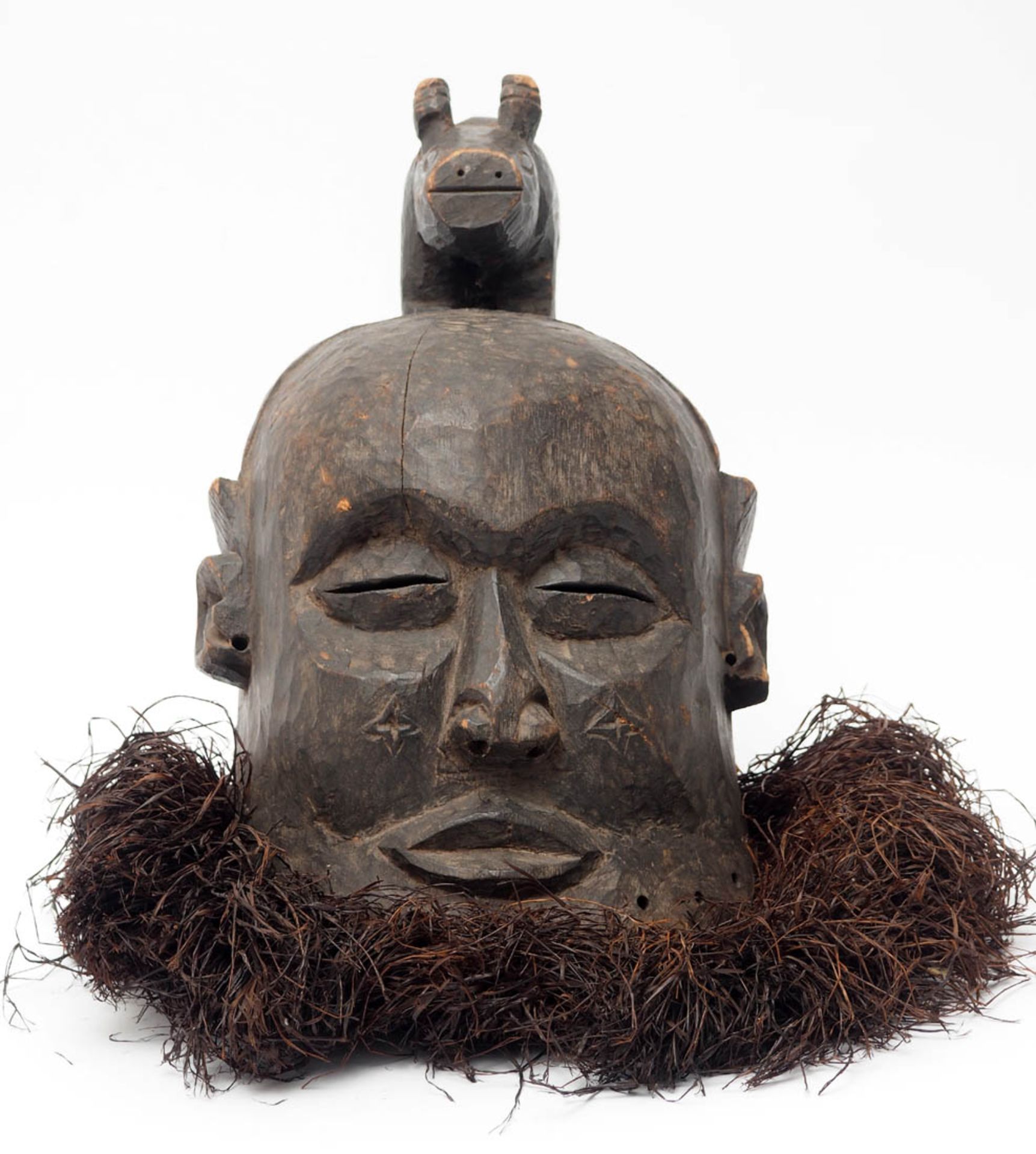 Helmmaske, Kuba, Kongo Maskentyp "Bwoom". Alte Bemalung, besetzt mit Kupfer und Kaurimuscheln. H.