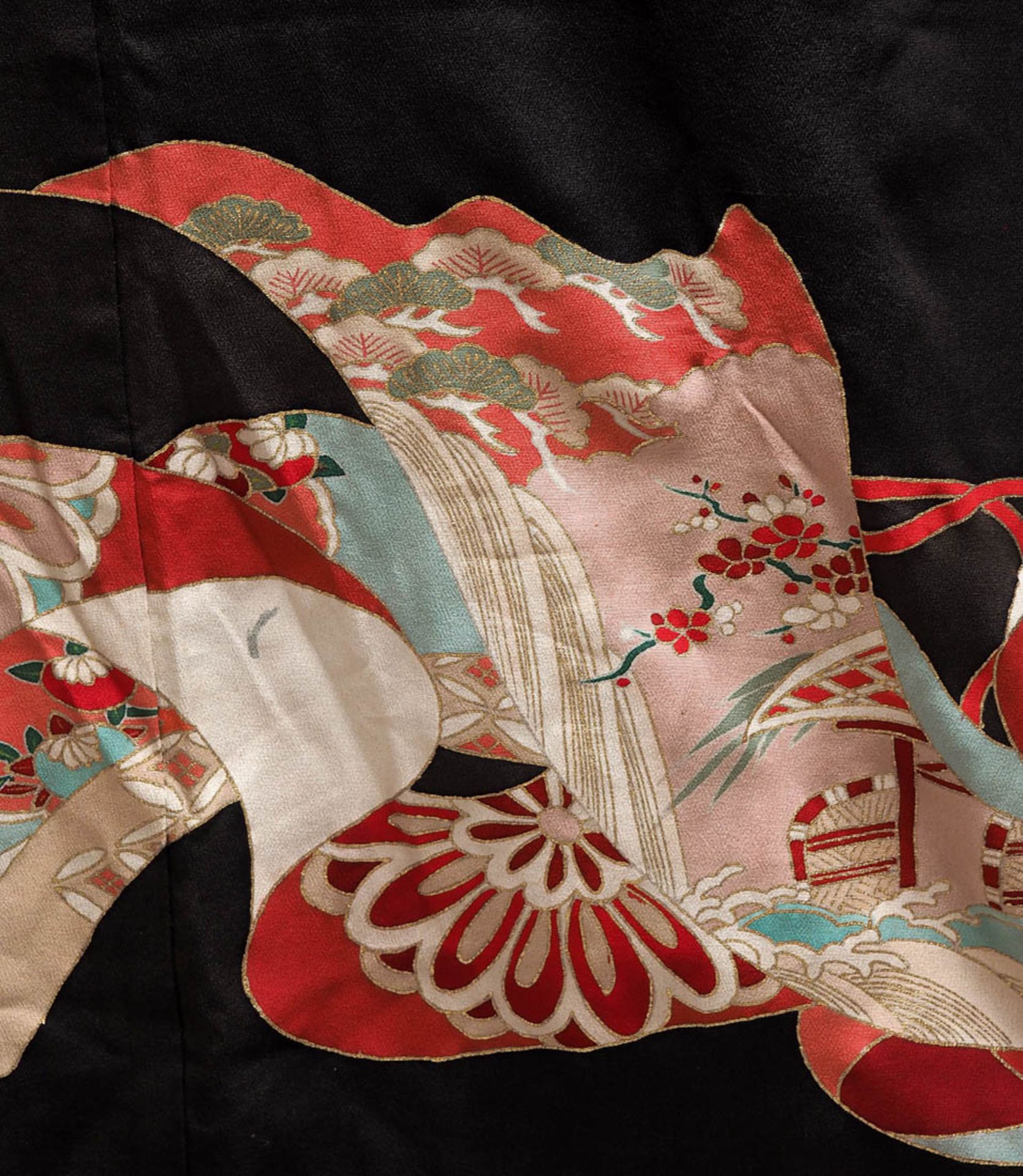 Kimono, Japan, um 1900 Rohseide, polychrom bemalt und bestickt mit Blüten, Fächern etc. Ohne - Bild 5 aus 6