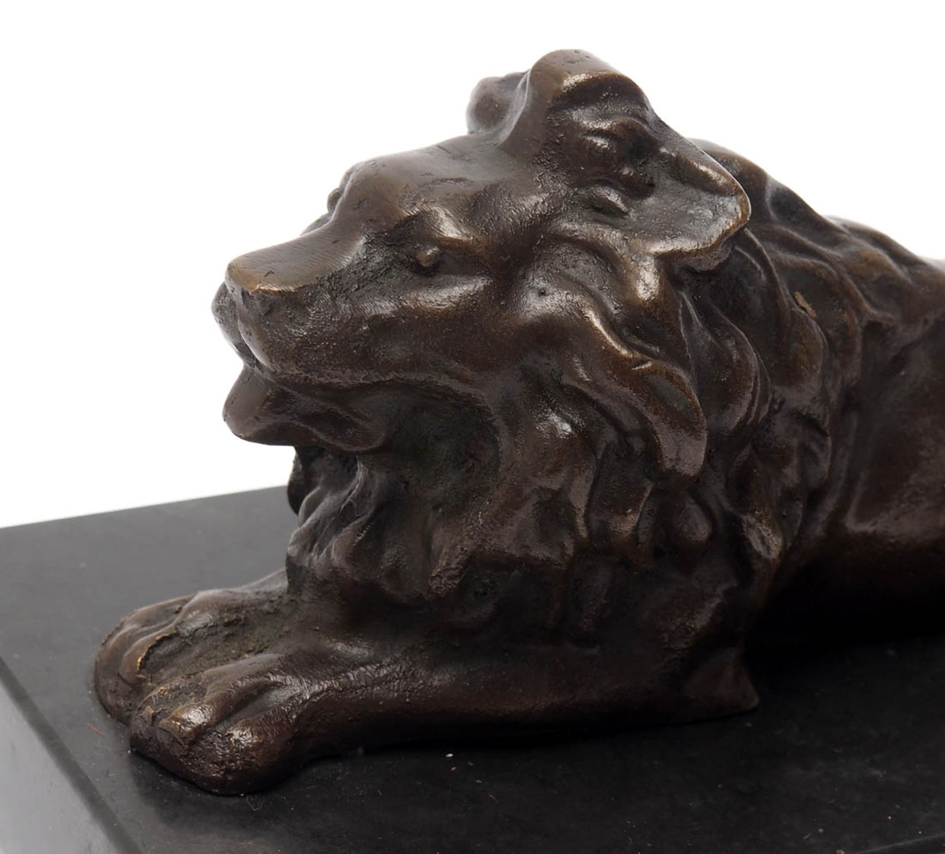 Tierplastik Auf schwarzem Marmorsockel liegender Löwe. Bronze, dunkelbraun patiniert. L.30cm. - Image 3 of 3