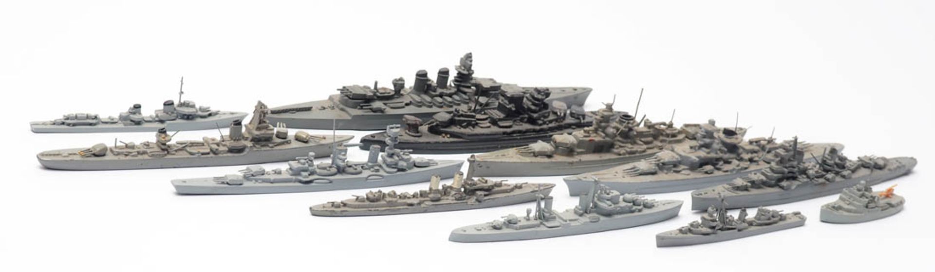 Zwölf Modelle von Kriegsschiffen, Wiking Elf aus Druckguss, eines aus Kunststoff. Unterschiedliche