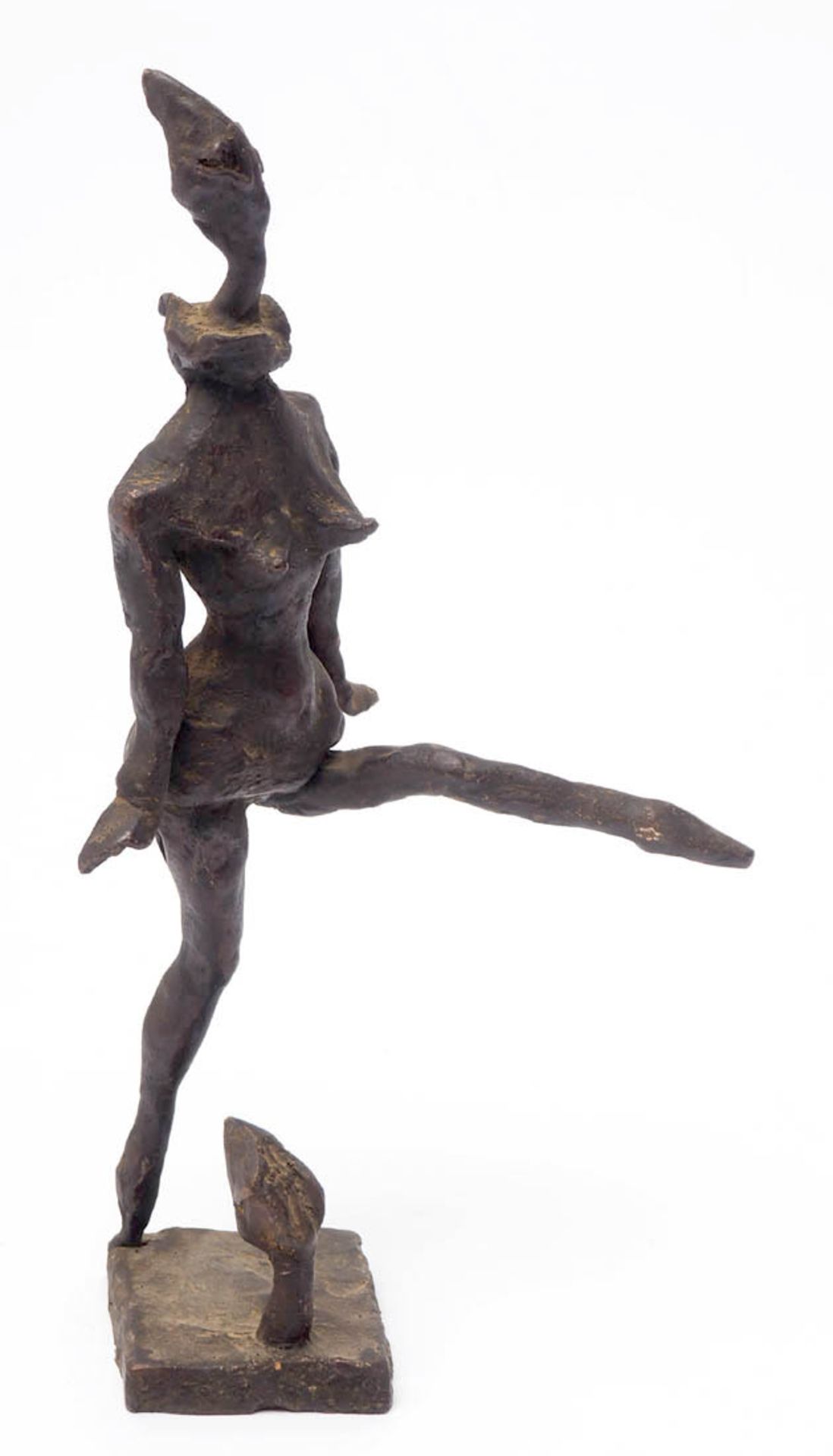 Unbekannter Künstler Auf rechteckigem Sockel Mädchen in bewegter Haltung. Bronze, braun patiniert.
