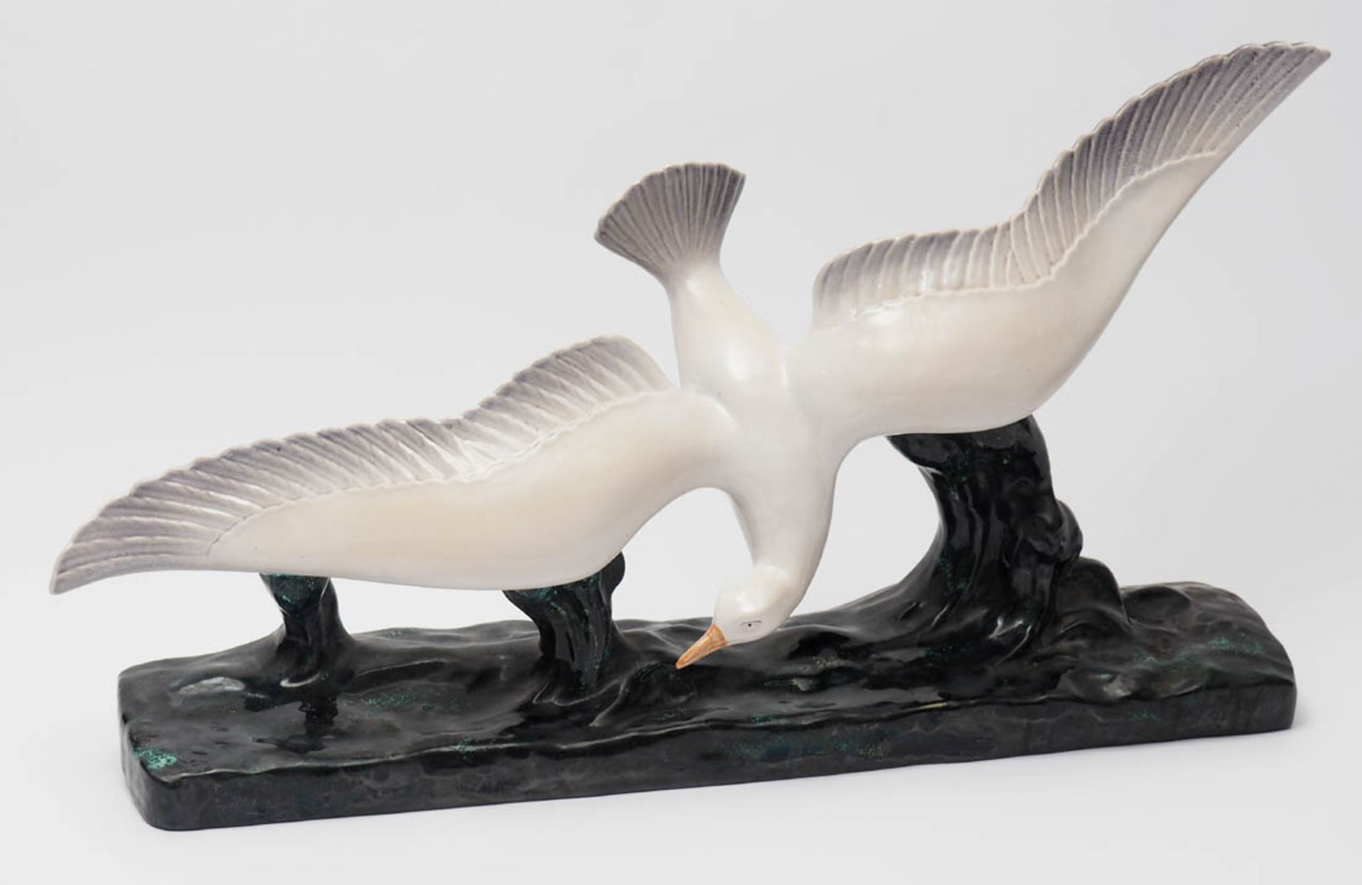 Tier-Figurine, Mauger, Villenauxe, Champagne Auf rechteckigem Wellensockel fliegende Möwe mit