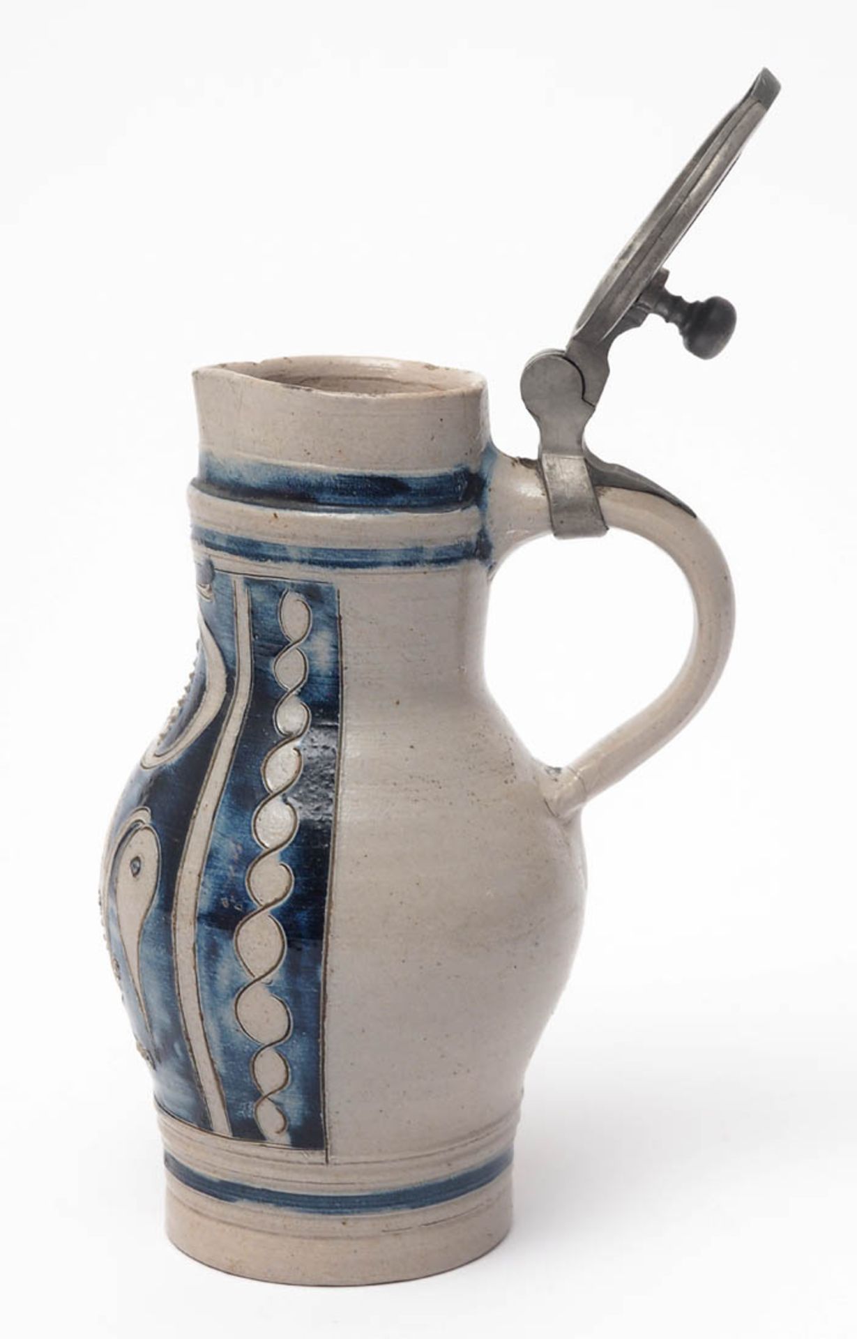 Keramikkrug, Westerwald, 19.Jhdt. Birnenförmiger Korpus. Auf der Schauseite blau ausglasierter, - Bild 2 aus 3