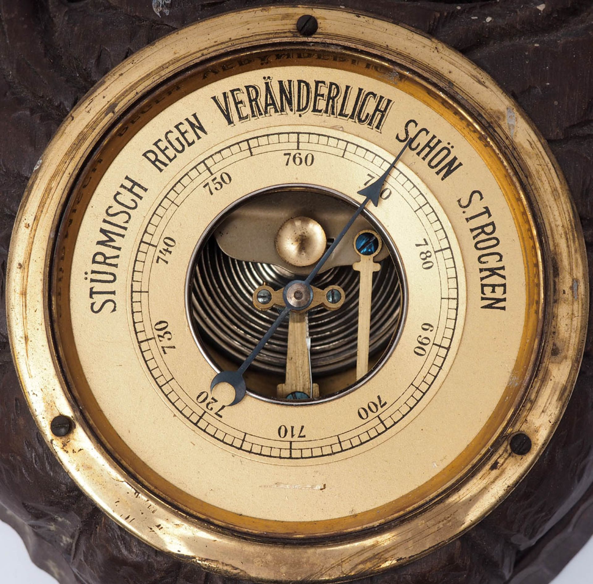 Barometer, Schwarzwald Ovale Form mit plastisch geschnitztem Bauernhaus und drei Tannen. L.28cm. - Image 2 of 2